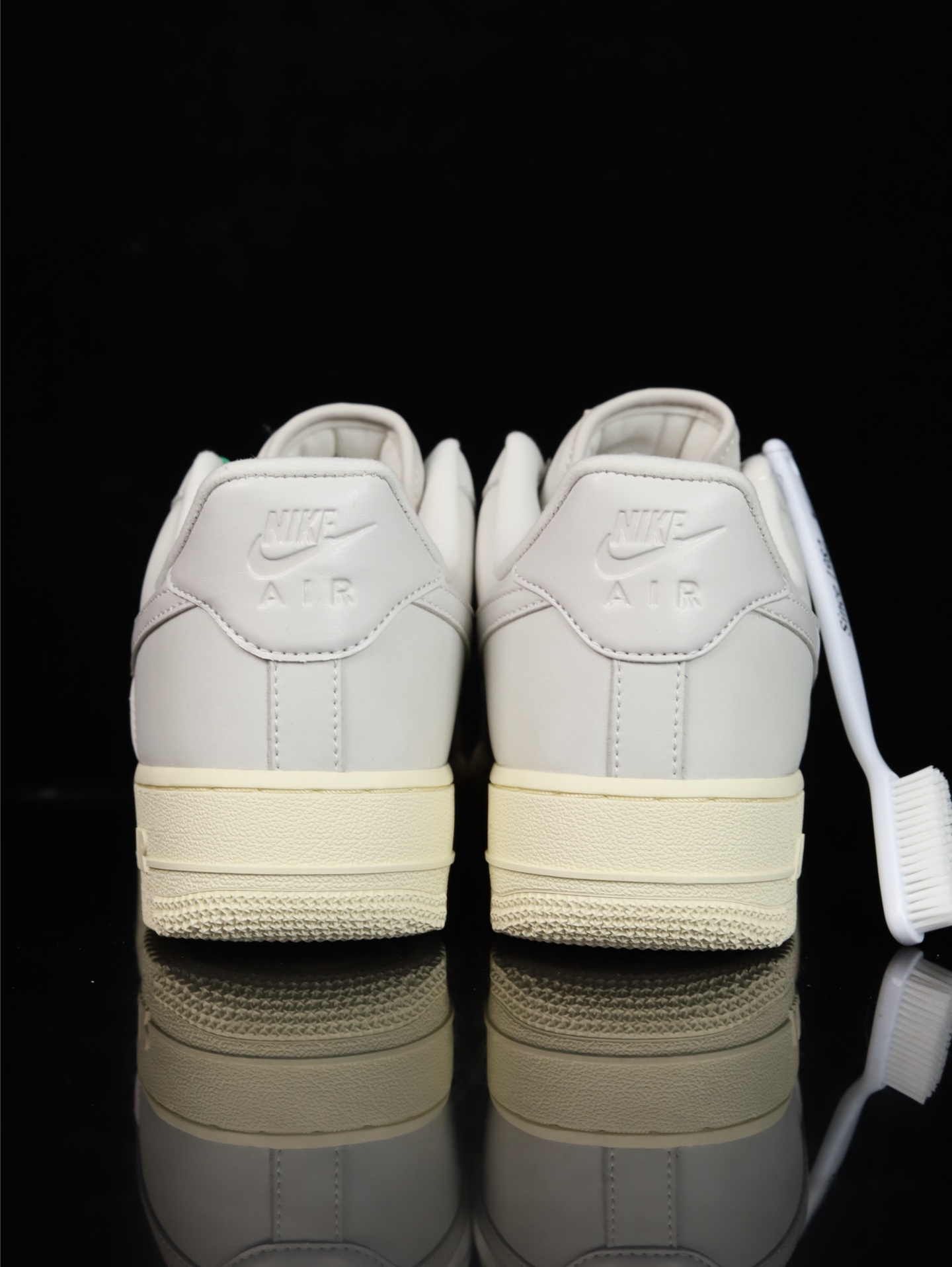 特价 Nike Air Force 1 Low 原厂冲刀皮料切割干净 无任何毛边 清洁度细节完美 做工细