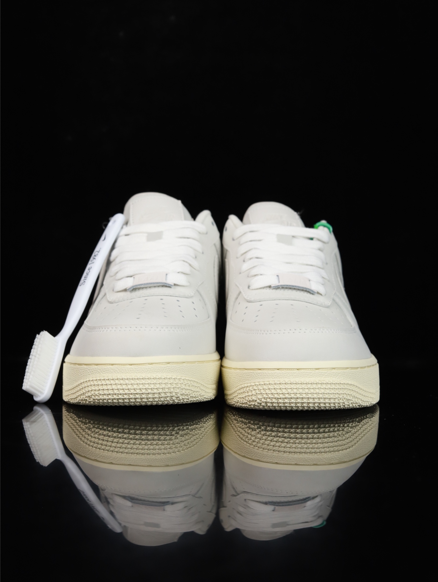 特价 Nike Air Force 1 Low 原厂冲刀皮料切割干净 无任何毛边 清洁度细节完美 做工细