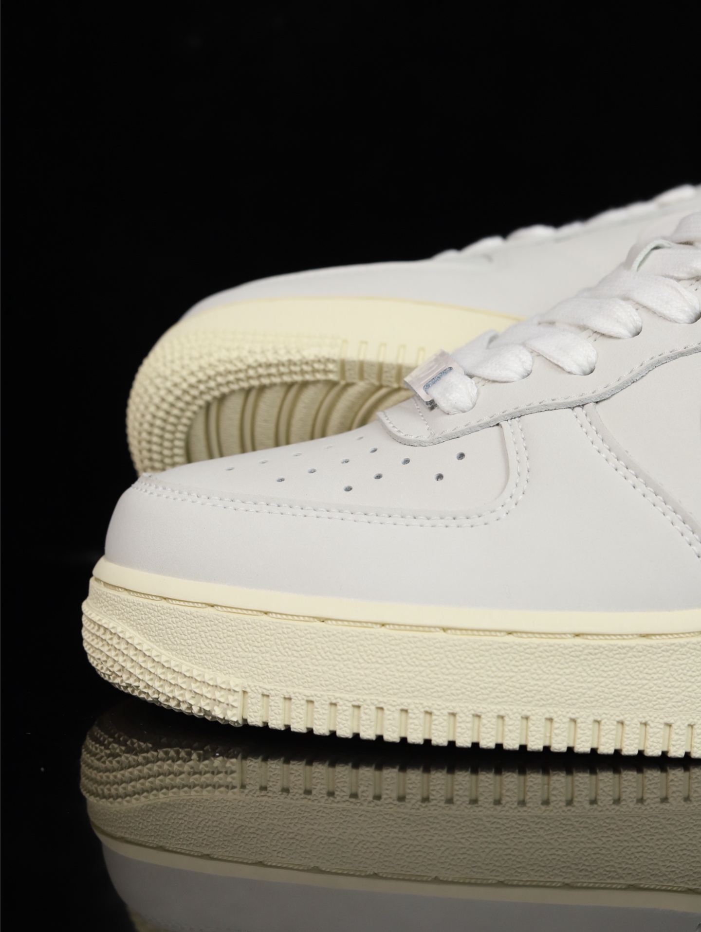 特价 Nike Air Force 1 Low 原厂冲刀皮料切割干净 无任何毛边 清洁度细节完美 做工细