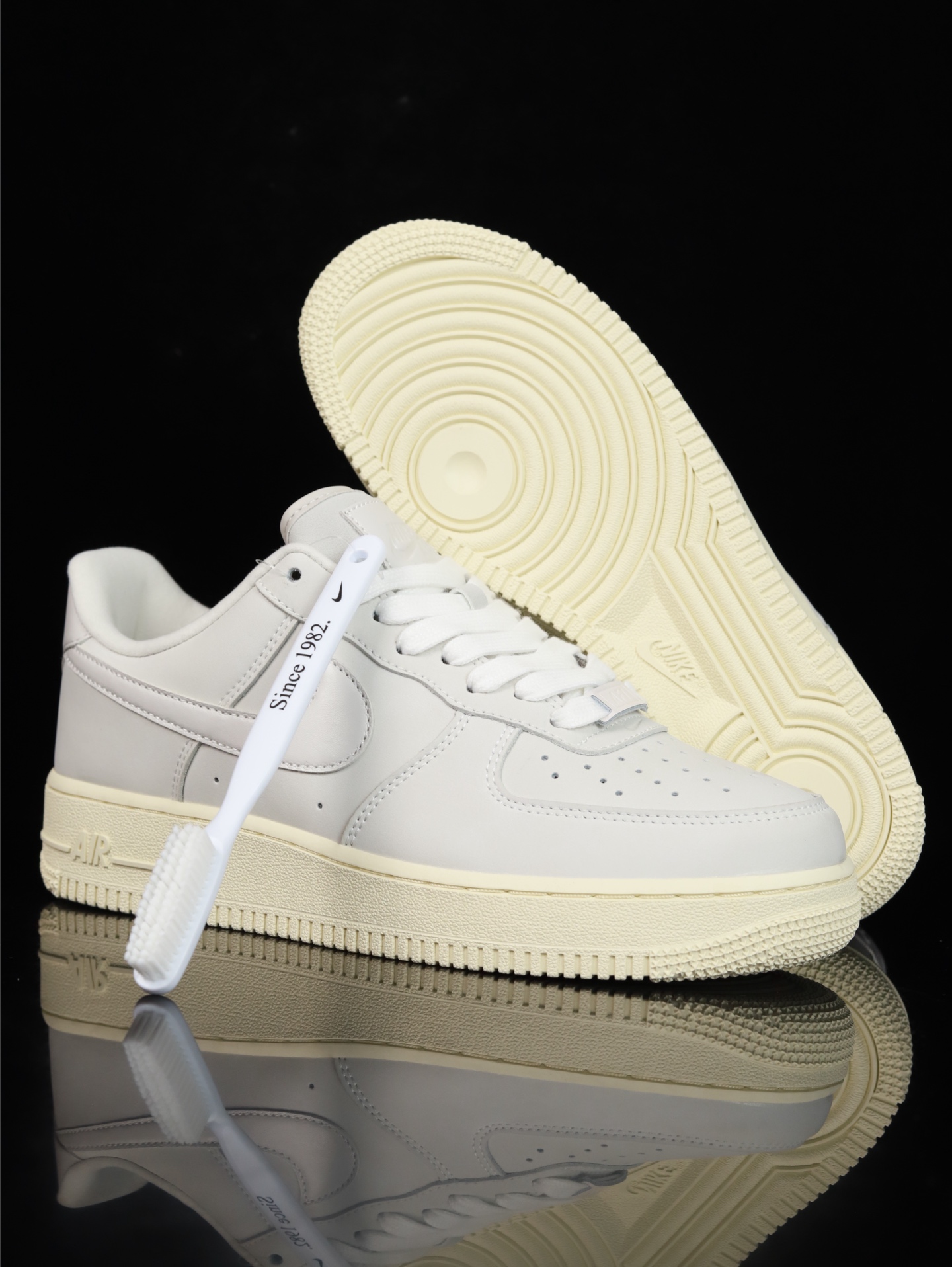 特价 Nike Air Force 1 Low 原厂冲刀皮料切割干净 无任何毛边 清洁度细节完美 做工细