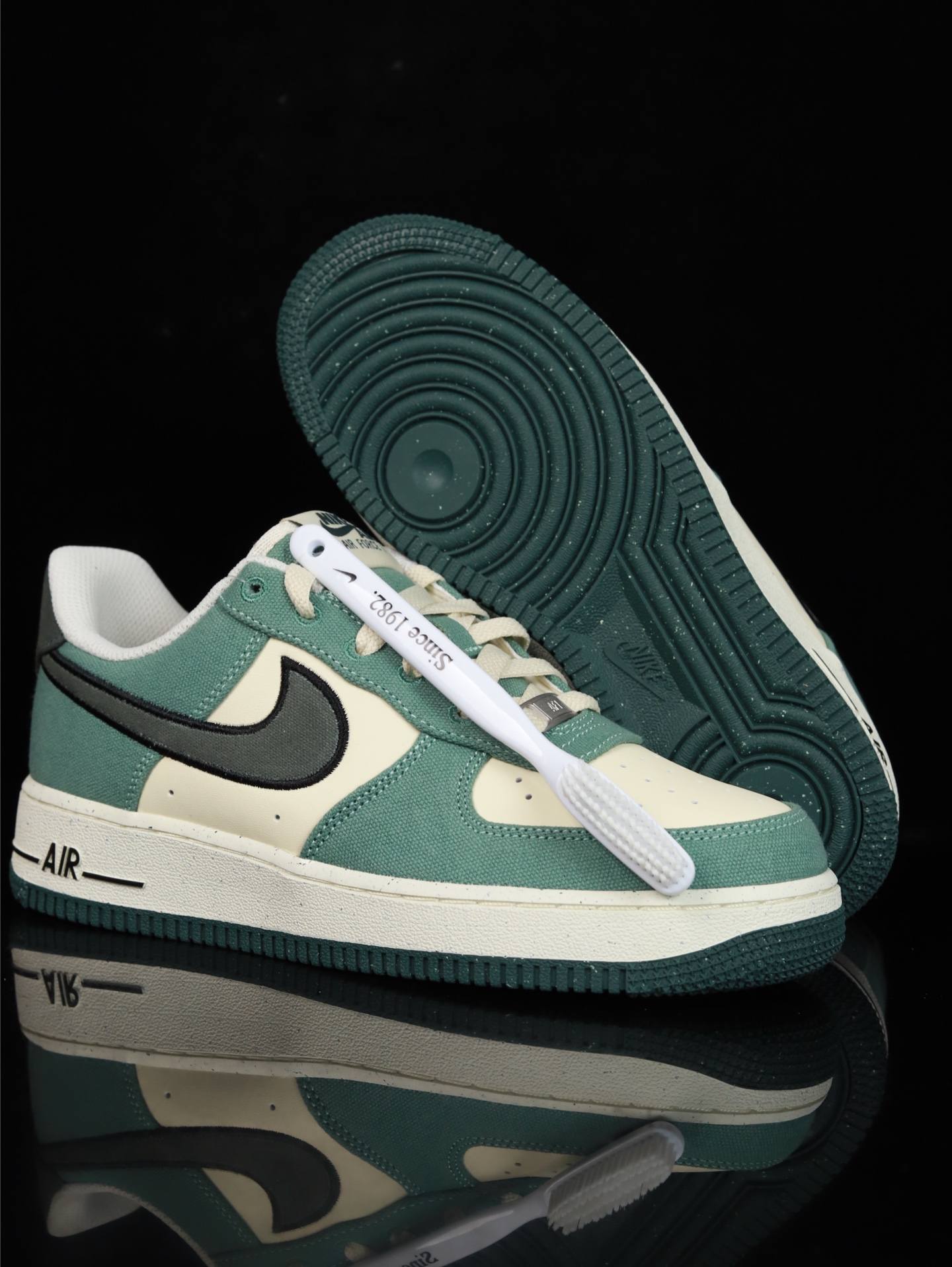 特价Nike Air Force 1 Low 原厂冲刀皮料切割干净 无任何毛边 清洁度细节完美 做工细节