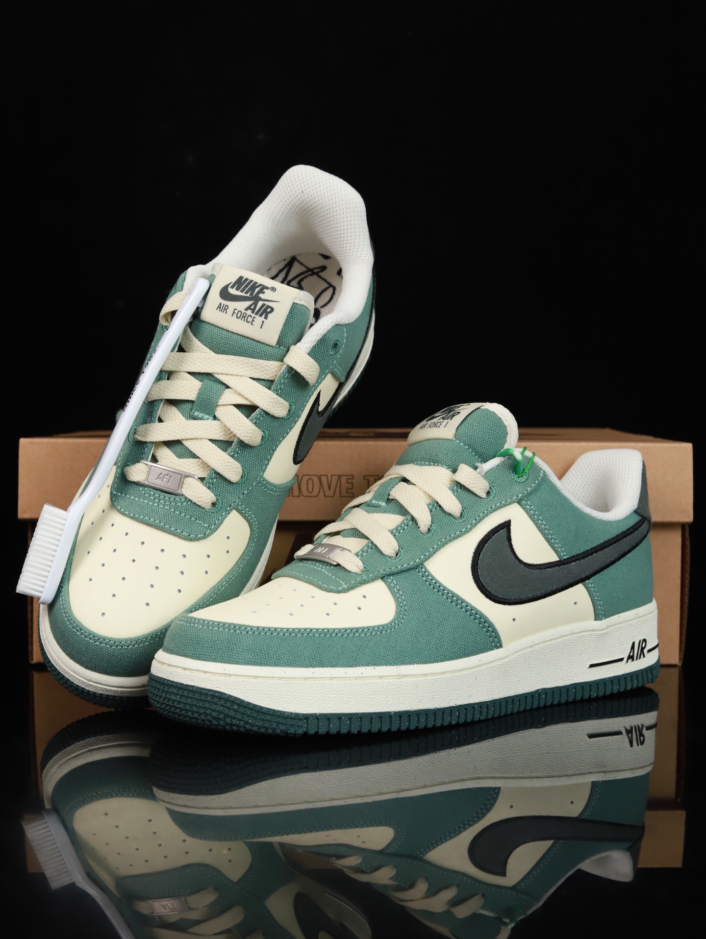 特价Nike Air Force 1 Low 原厂冲刀皮料切割干净 无任何毛边 清洁度细节完美 做工细节