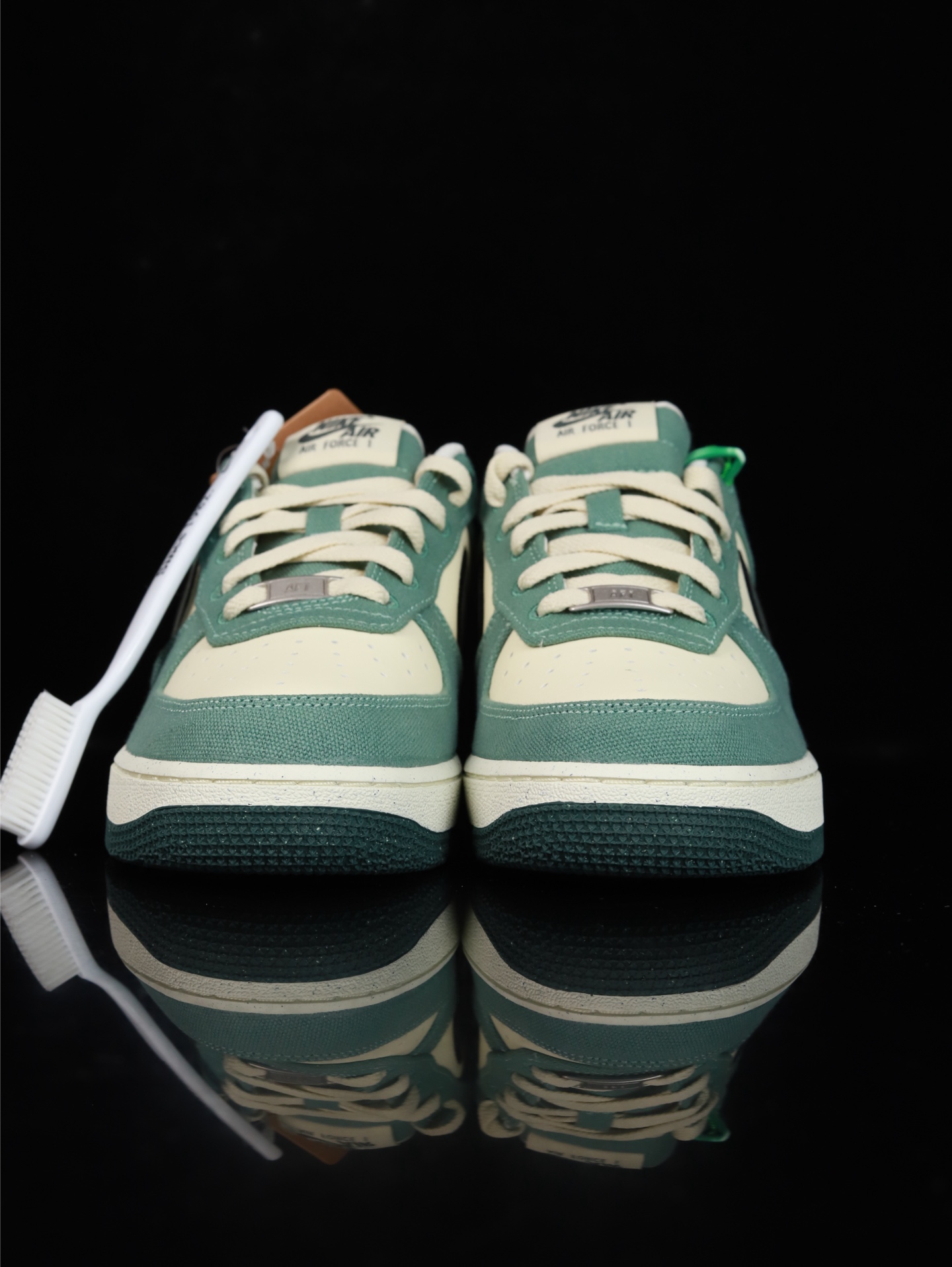 特价Nike Air Force 1 Low 原厂冲刀皮料切割干净 无任何毛边 清洁度细节完美 做工细节