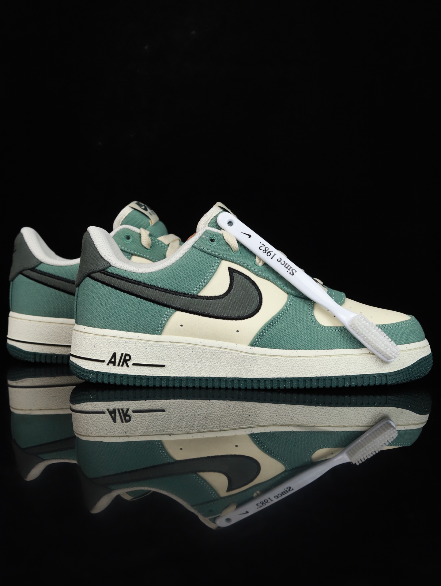 特价Nike Air Force 1 Low 原厂冲刀皮料切割干净 无任何毛边 清洁度细节完美 做工细节