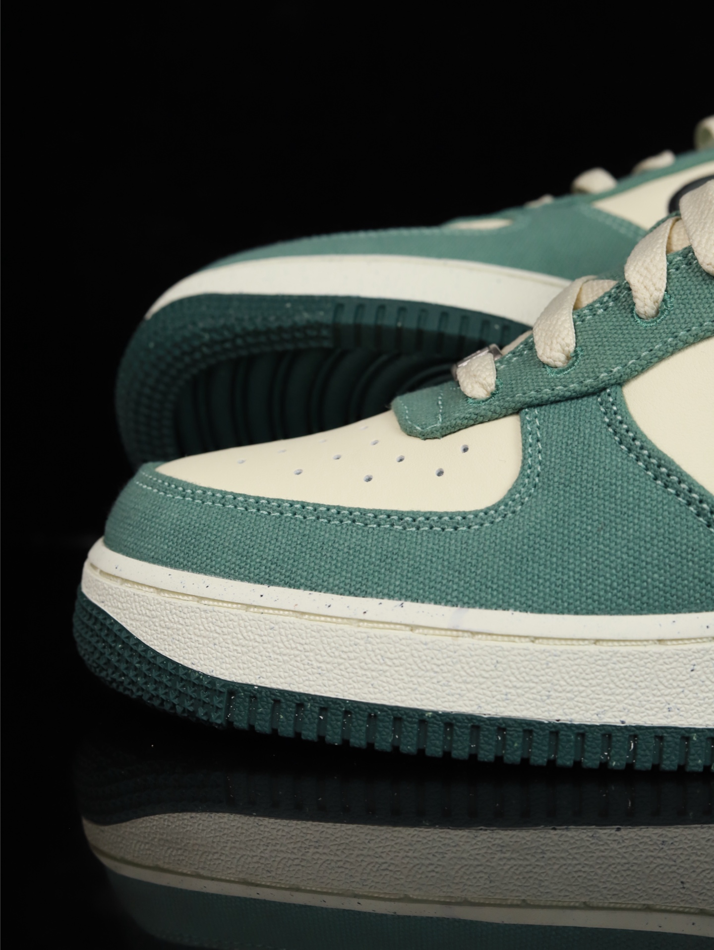 特价Nike Air Force 1 Low 原厂冲刀皮料切割干净 无任何毛边 清洁度细节完美 做工细节