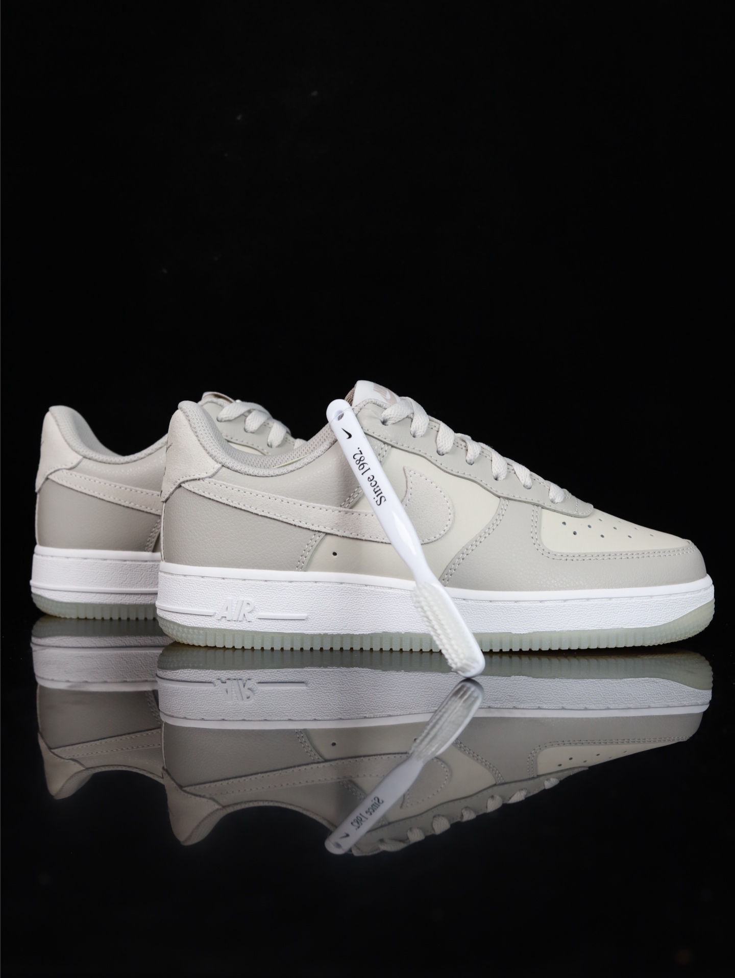 Nike Air Force 1 Low 原厂冲刀皮料切割干净 无任何毛边 清洁度细节完美 做工细节全方