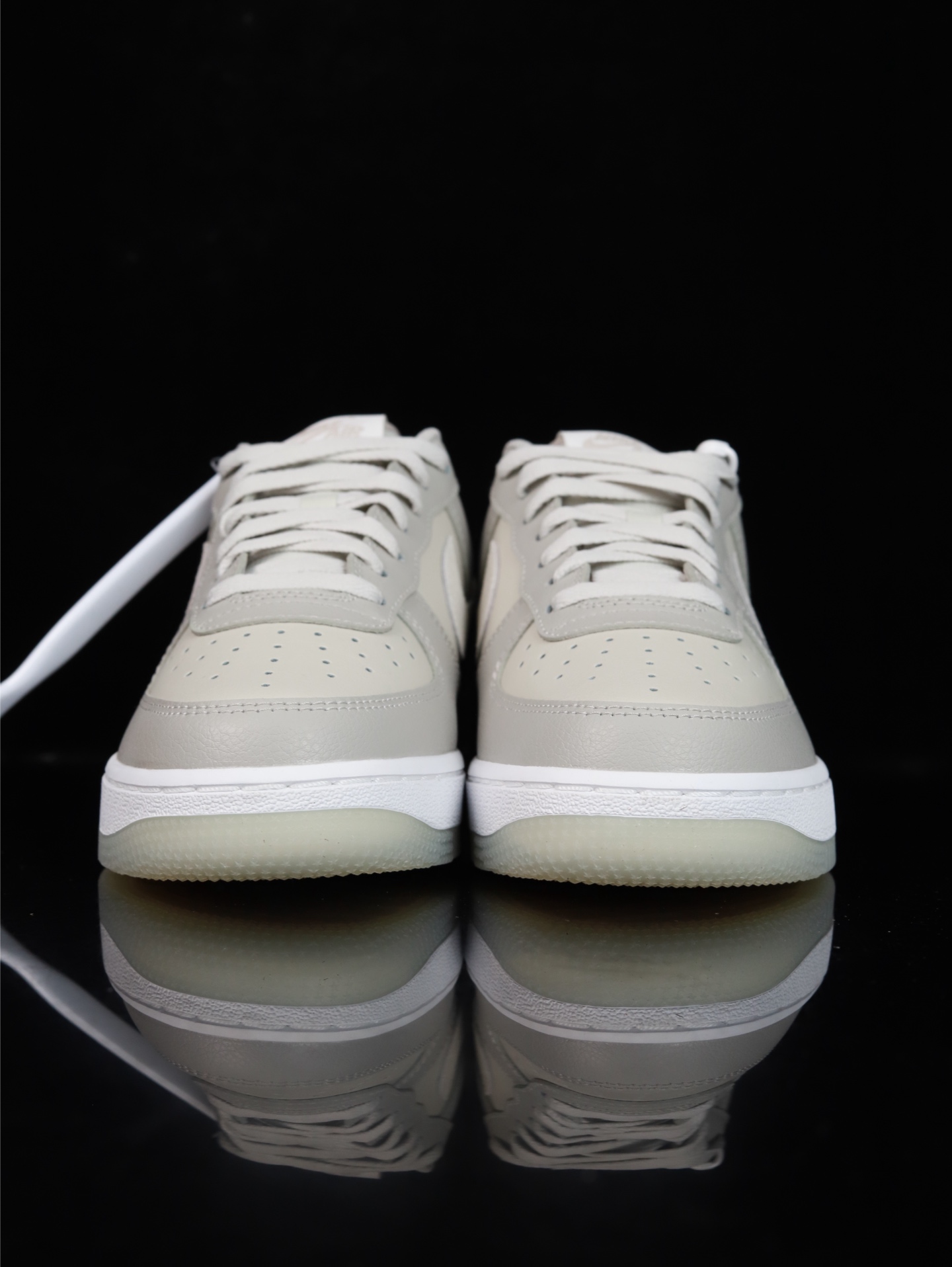 Nike Air Force 1 Low 原厂冲刀皮料切割干净 无任何毛边 清洁度细节完美 做工细节全方