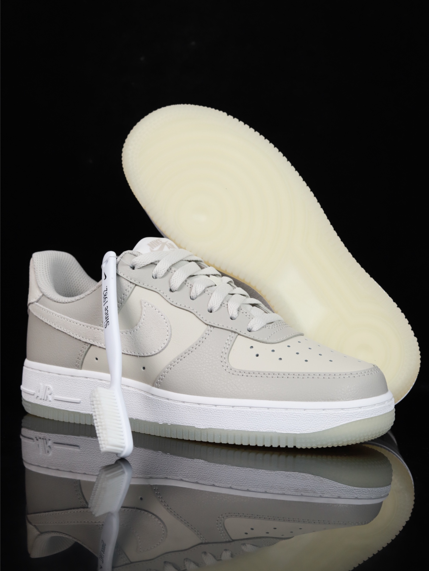 Nike Air Force 1 Low 原厂冲刀皮料切割干净 无任何毛边 清洁度细节完美 做工细节全方