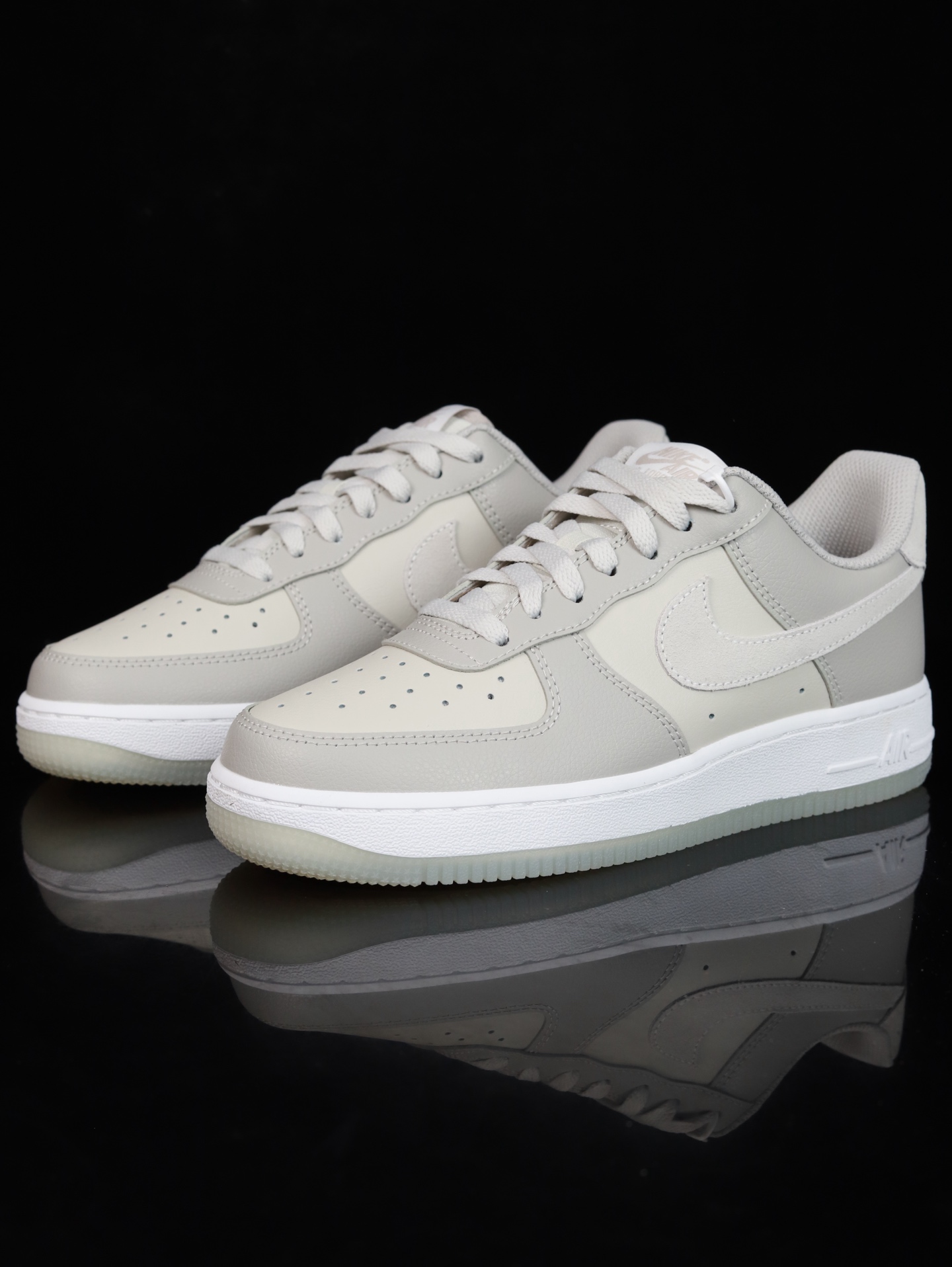 Nike Air Force 1 Low 原厂冲刀皮料切割干净 无任何毛边 清洁度细节完美 做工细节全方