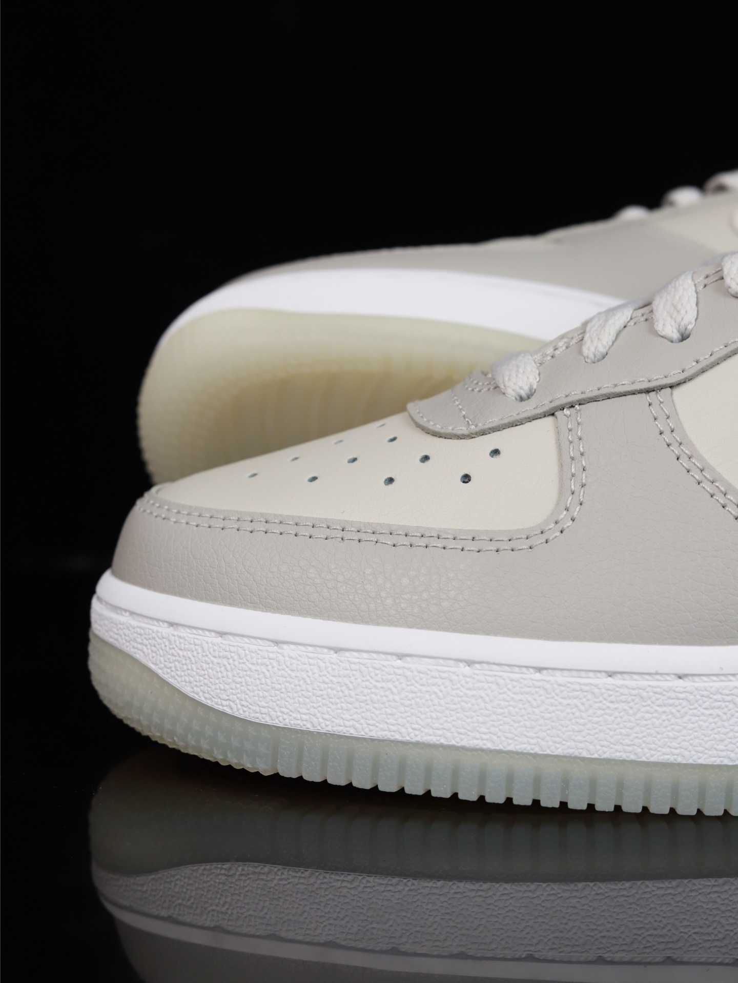 Nike Air Force 1 Low 原厂冲刀皮料切割干净 无任何毛边 清洁度细节完美 做工细节全方