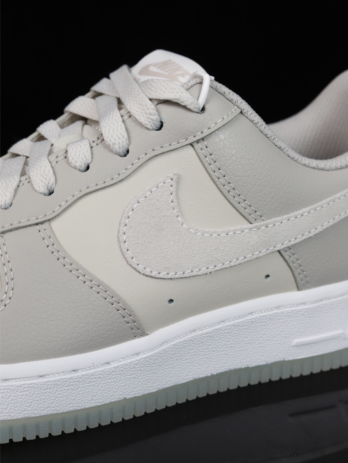 Nike Air Force 1 Low 原厂冲刀皮料切割干净 无任何毛边 清洁度细节完美 做工细节全方