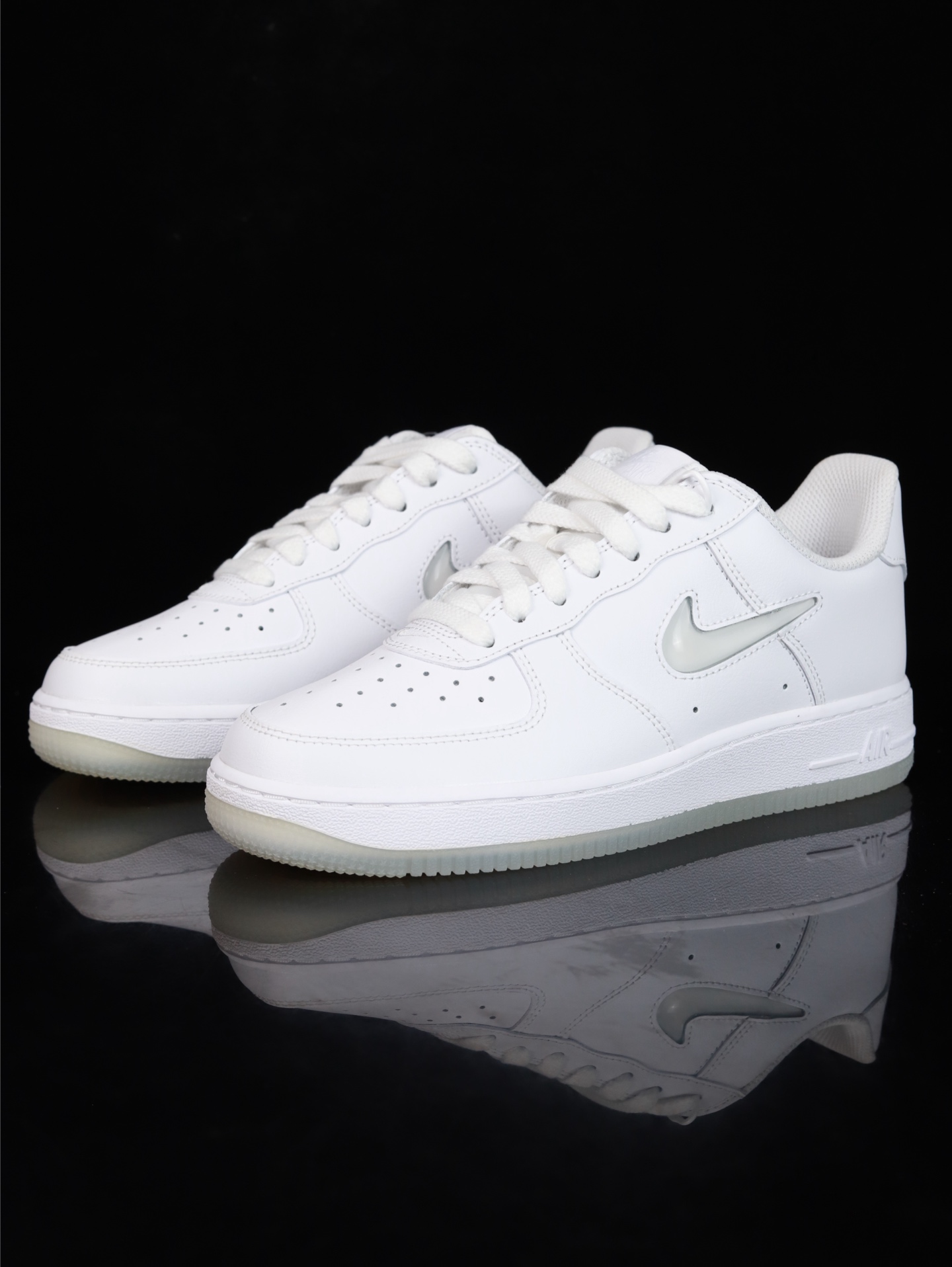 Nike Air Force 1 Low 原厂冲刀皮料切割干净 无任何毛边 清洁度细节完美 做工细节全方