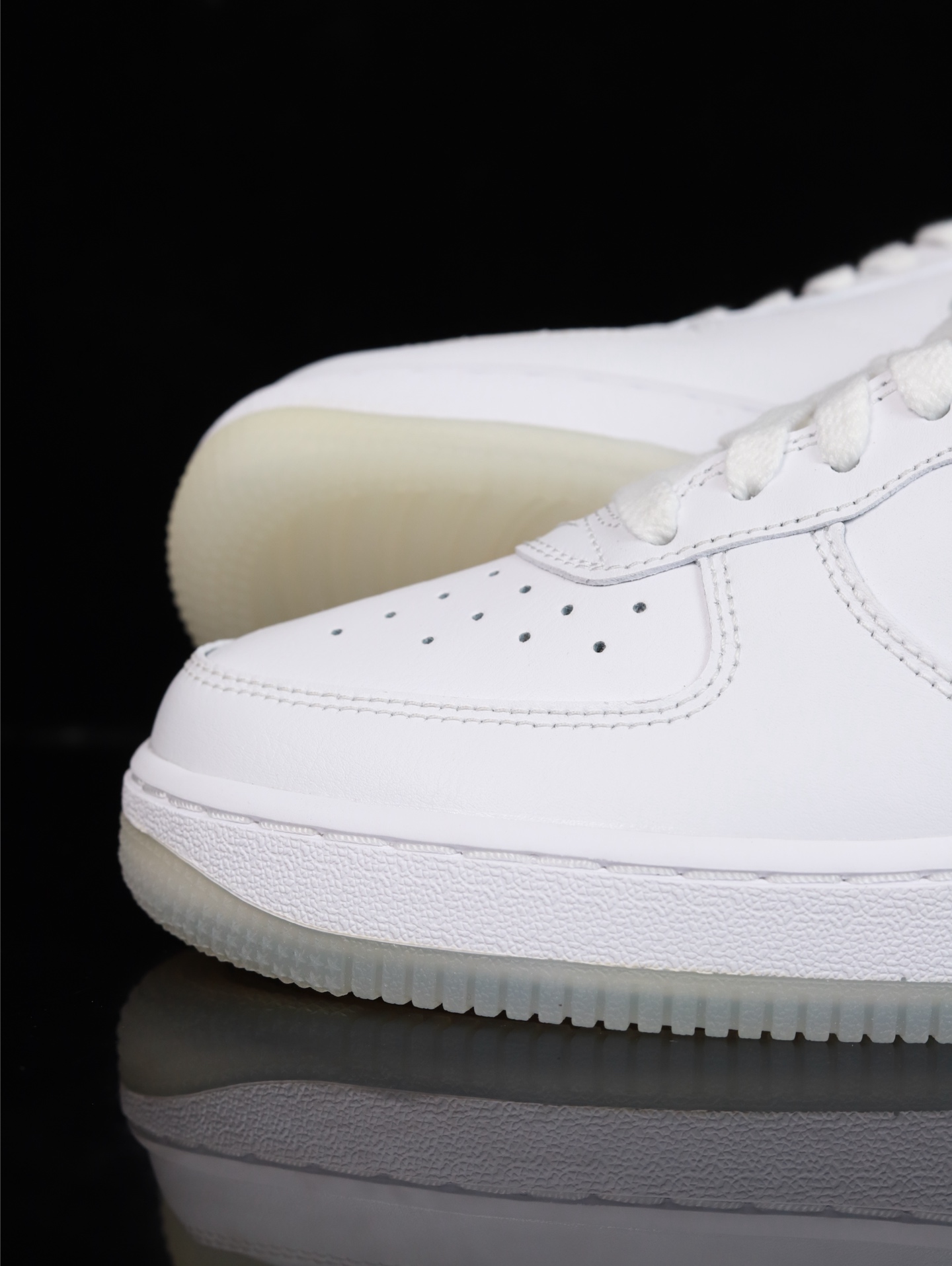 Nike Air Force 1 Low 原厂冲刀皮料切割干净 无任何毛边 清洁度细节完美 做工细节全方