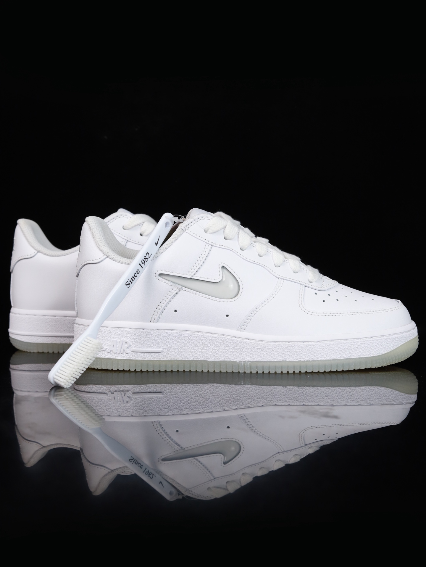 Nike Air Force 1 Low 原厂冲刀皮料切割干净 无任何毛边 清洁度细节完美 做工细节全方