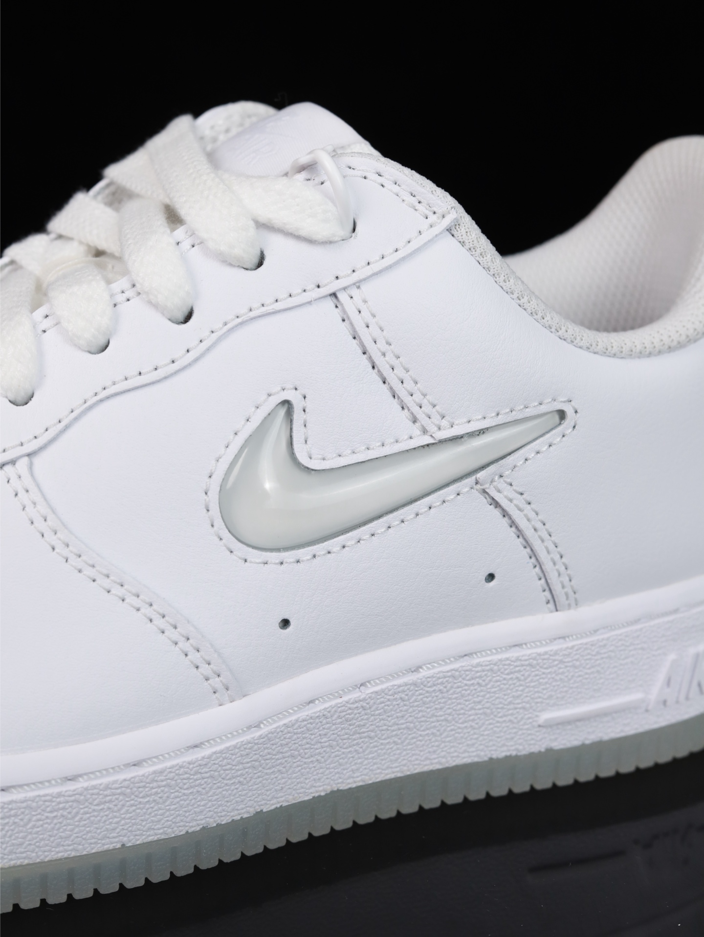 Nike Air Force 1 Low 原厂冲刀皮料切割干净 无任何毛边 清洁度细节完美 做工细节全方