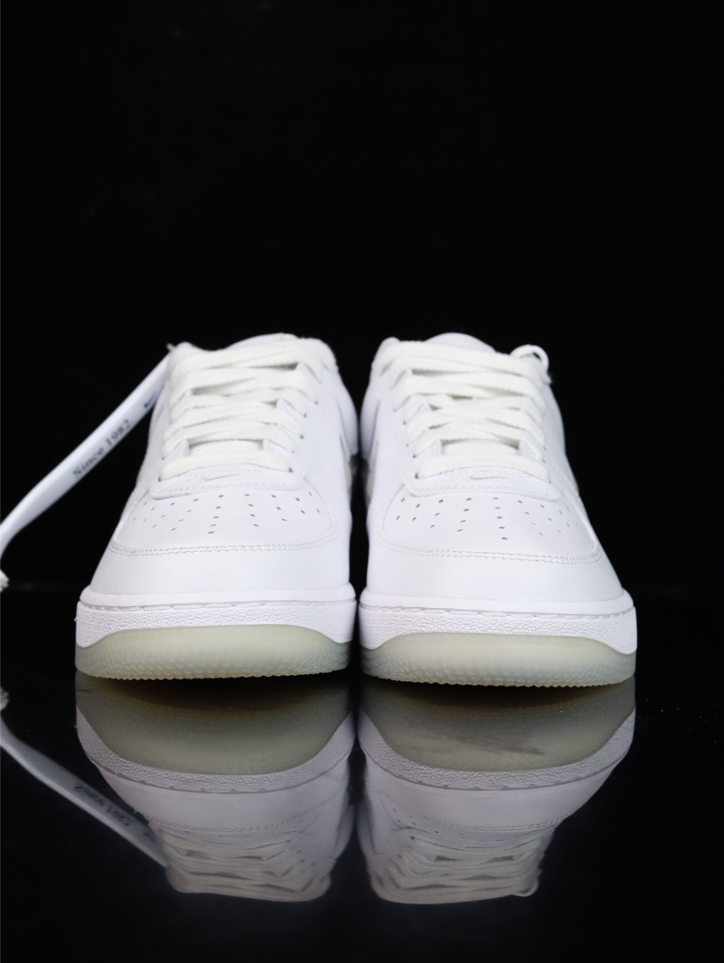 Nike Air Force 1 Low 原厂冲刀皮料切割干净 无任何毛边 清洁度细节完美 做工细节全方