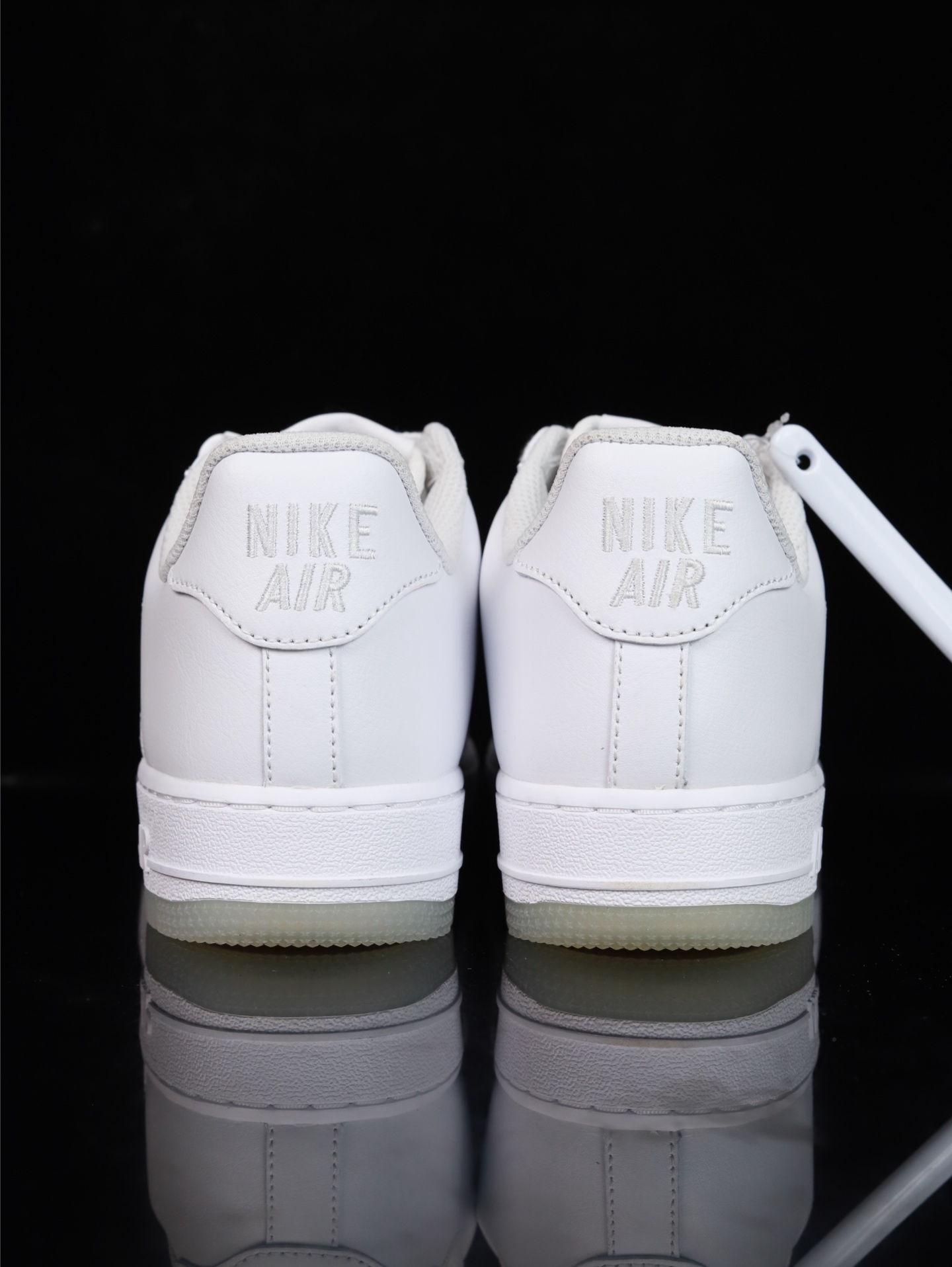 Nike Air Force 1 Low 原厂冲刀皮料切割干净 无任何毛边 清洁度细节完美 做工细节全方