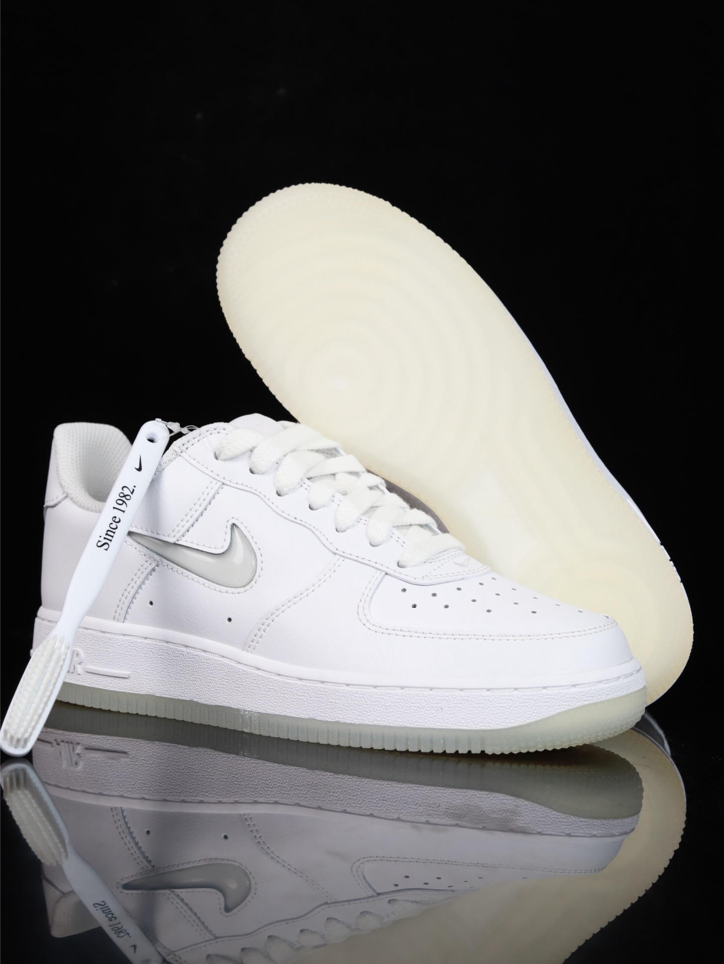 Nike Air Force 1 Low 原厂冲刀皮料切割干净 无任何毛边 清洁度细节完美 做工细节全方