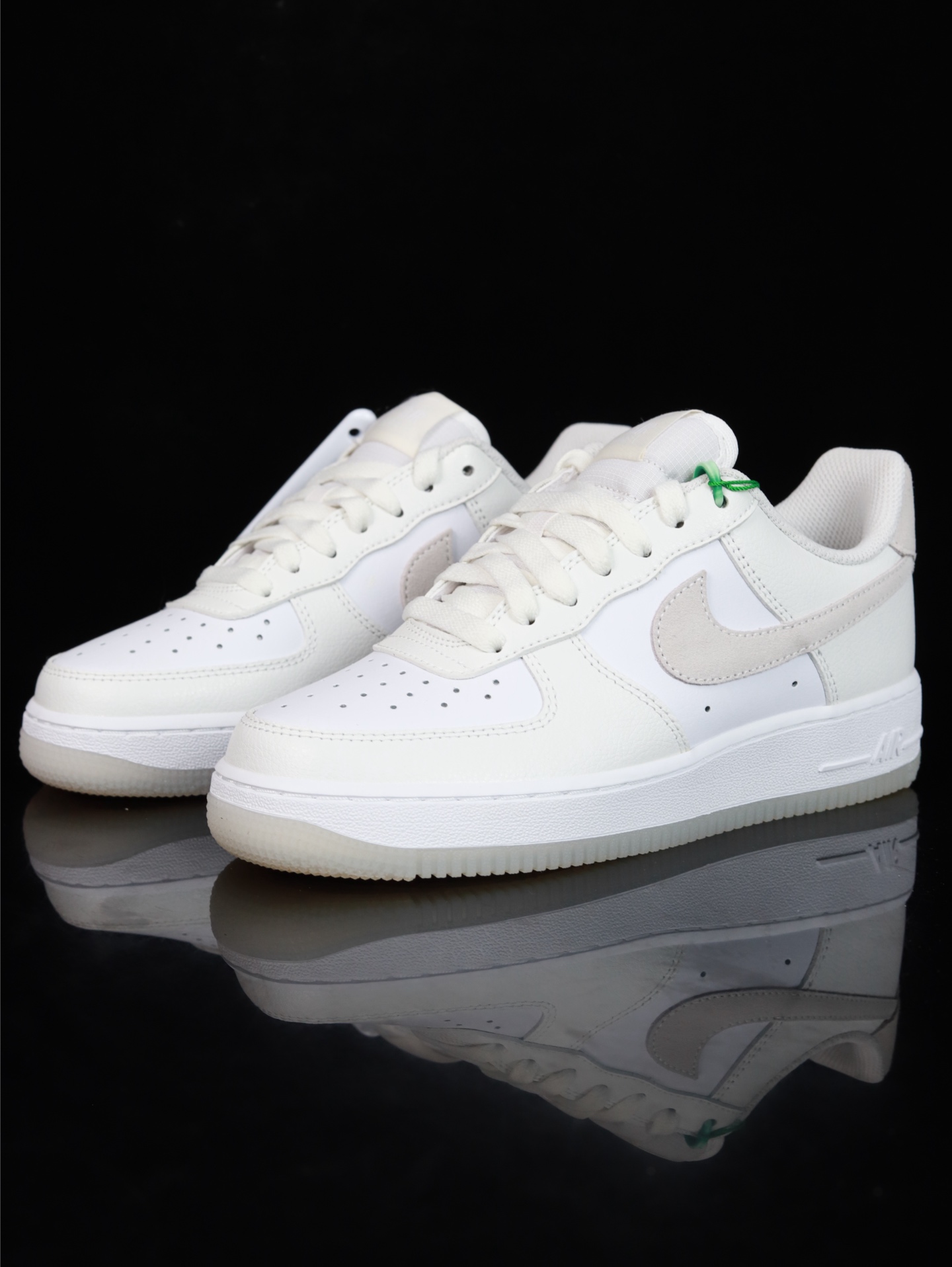Nike Air Force 1 Low 原厂冲刀皮料切割干净 无任何毛边 清洁度细节完美 做工细节全方