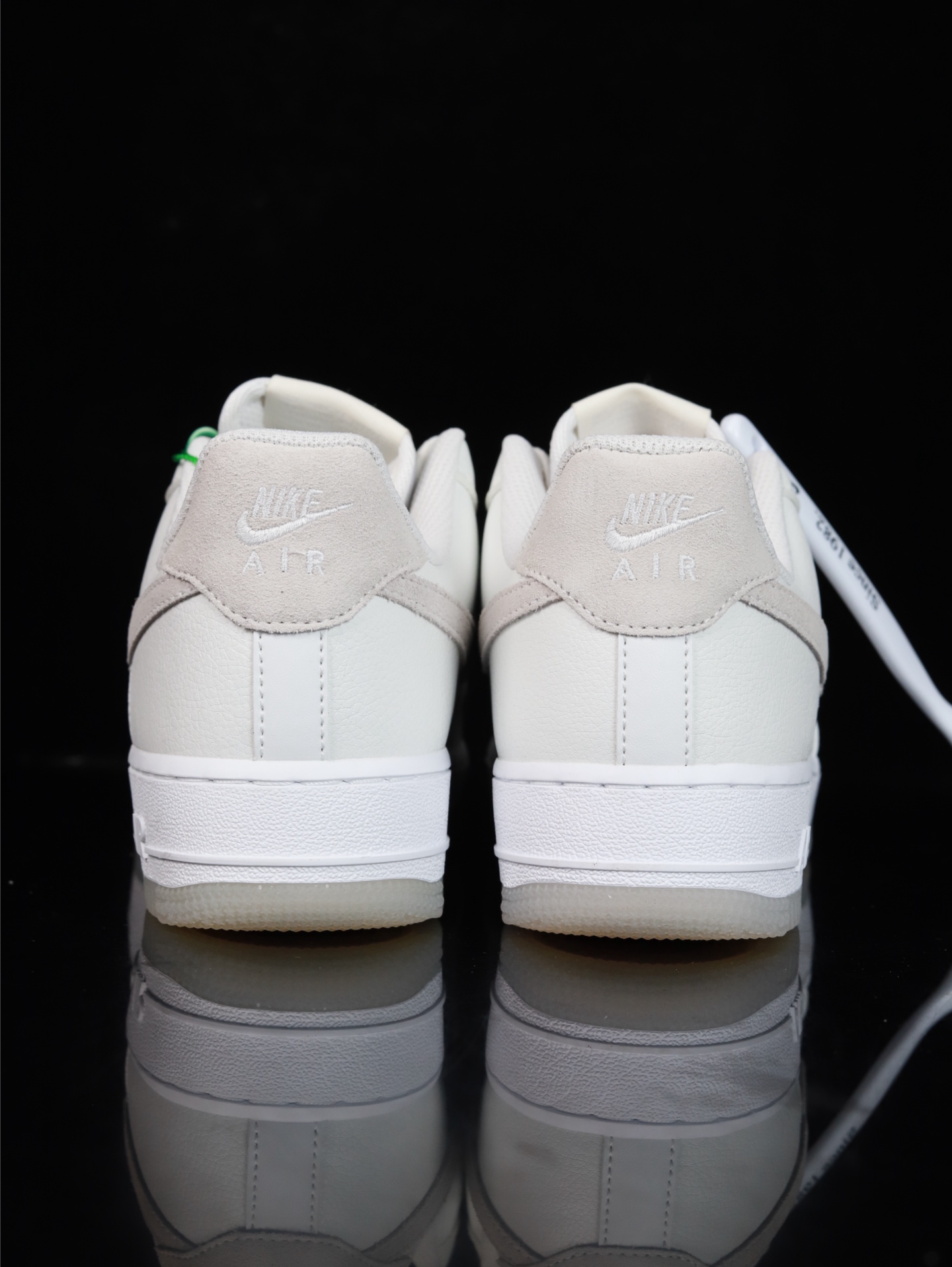 Nike Air Force 1 Low 原厂冲刀皮料切割干净 无任何毛边 清洁度细节完美 做工细节全方