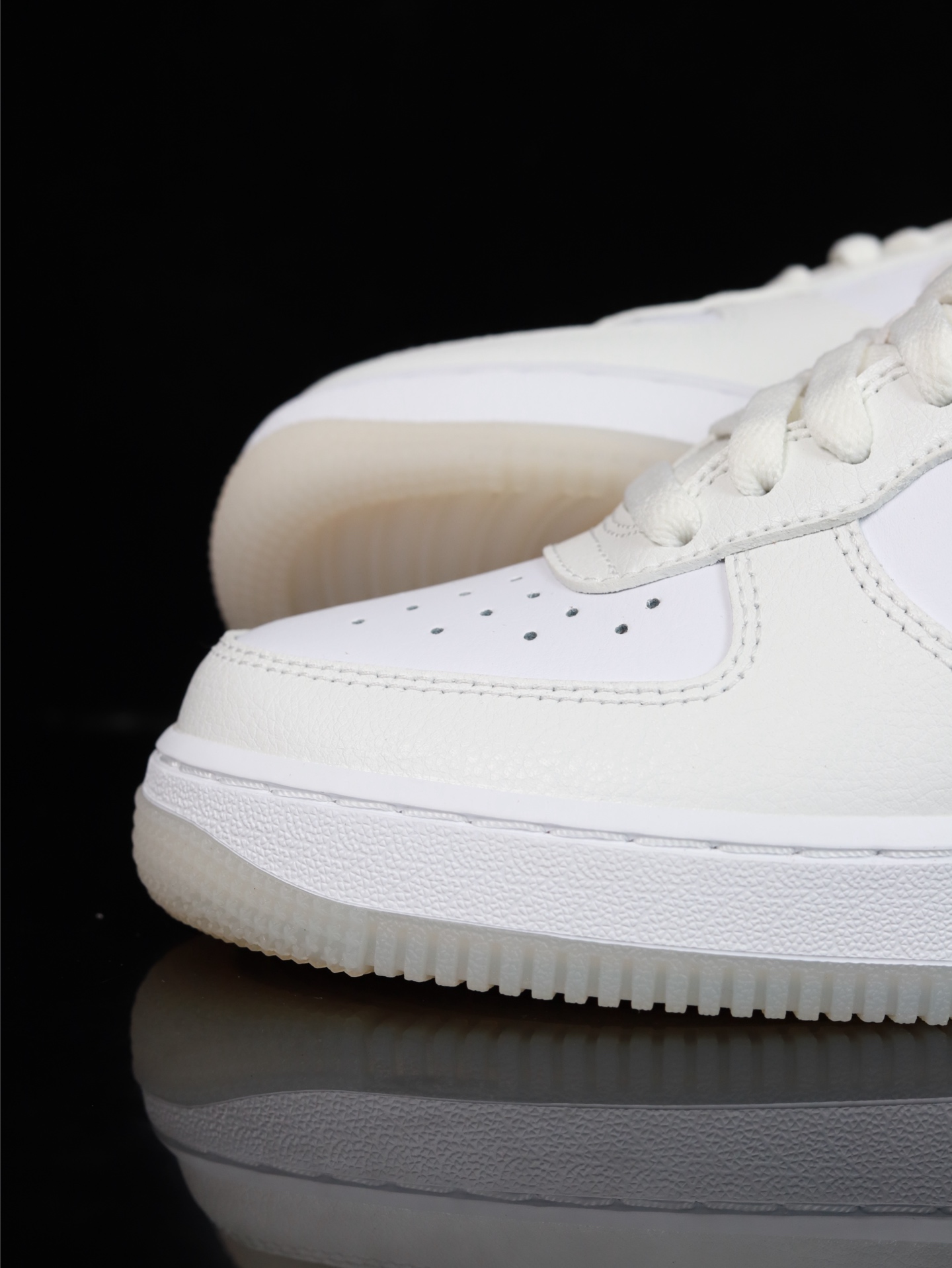 Nike Air Force 1 Low 原厂冲刀皮料切割干净 无任何毛边 清洁度细节完美 做工细节全方