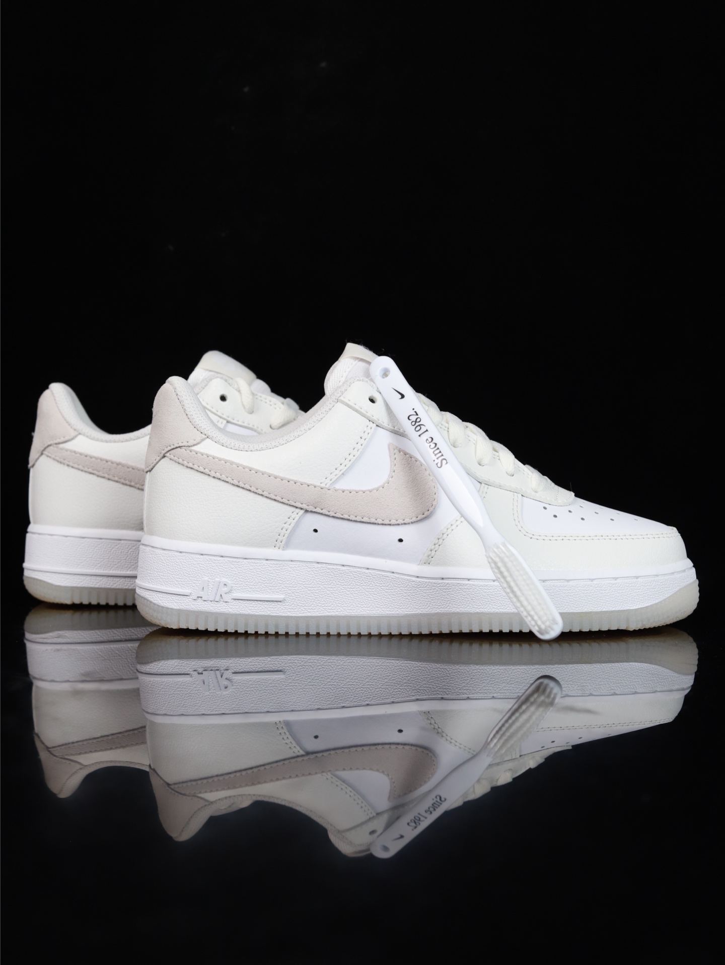 Nike Air Force 1 Low 原厂冲刀皮料切割干净 无任何毛边 清洁度细节完美 做工细节全方