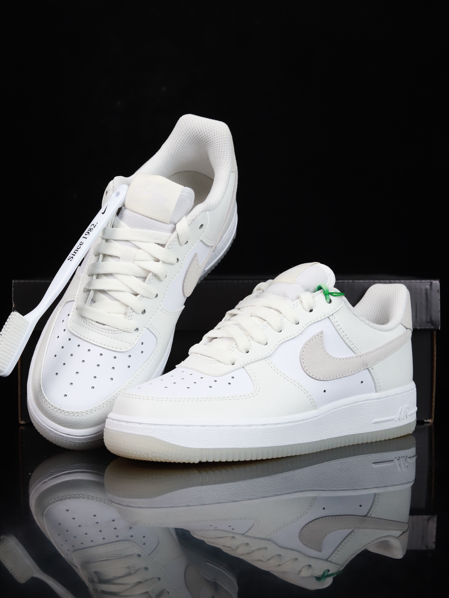 Nike Air Force 1 Low 原厂冲刀皮料切割干净 无任何毛边 清洁度细节完美 做工细节全方