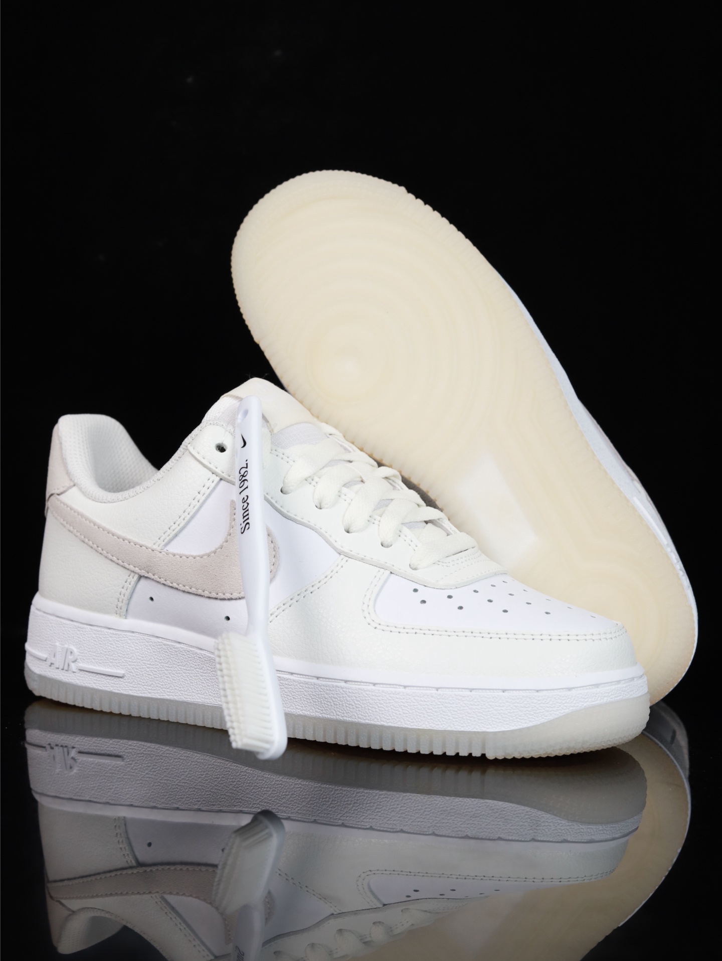 Nike Air Force 1 Low 原厂冲刀皮料切割干净 无任何毛边 清洁度细节完美 做工细节全方
