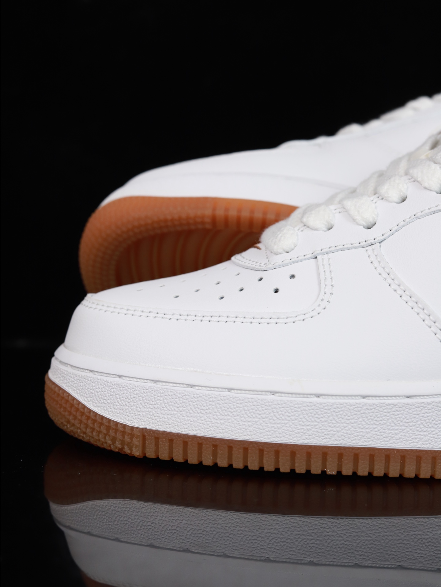 特价Nike Air Force 1 Low 原厂冲刀皮料切割干净 无任何毛边 清洁度细节完美 做工细节