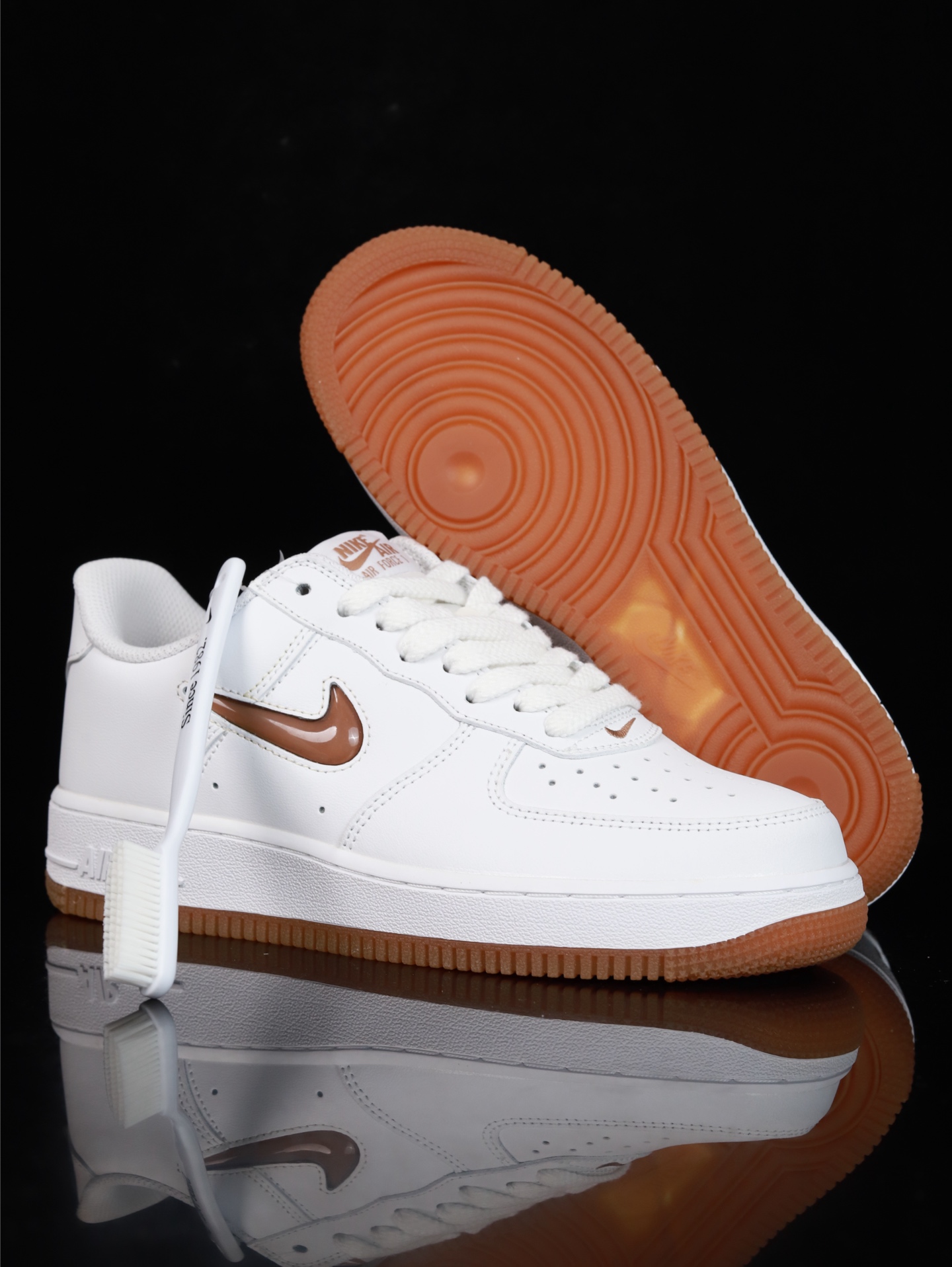 特价Nike Air Force 1 Low 原厂冲刀皮料切割干净 无任何毛边 清洁度细节完美 做工细节