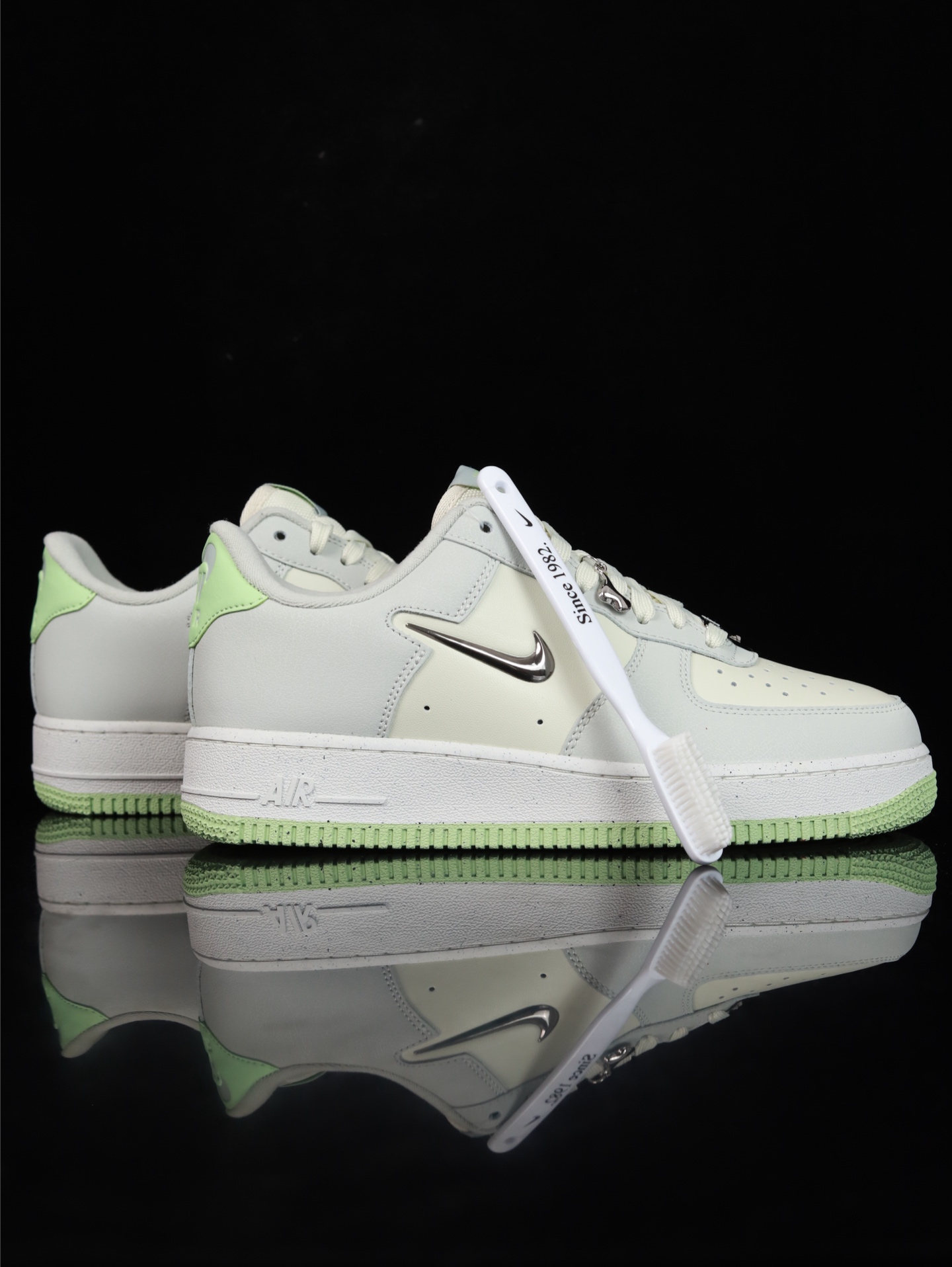 特价Nike Air Force 1 Low 原厂冲刀皮料切割干净 无任何毛边 清洁度细节完美 做工细节