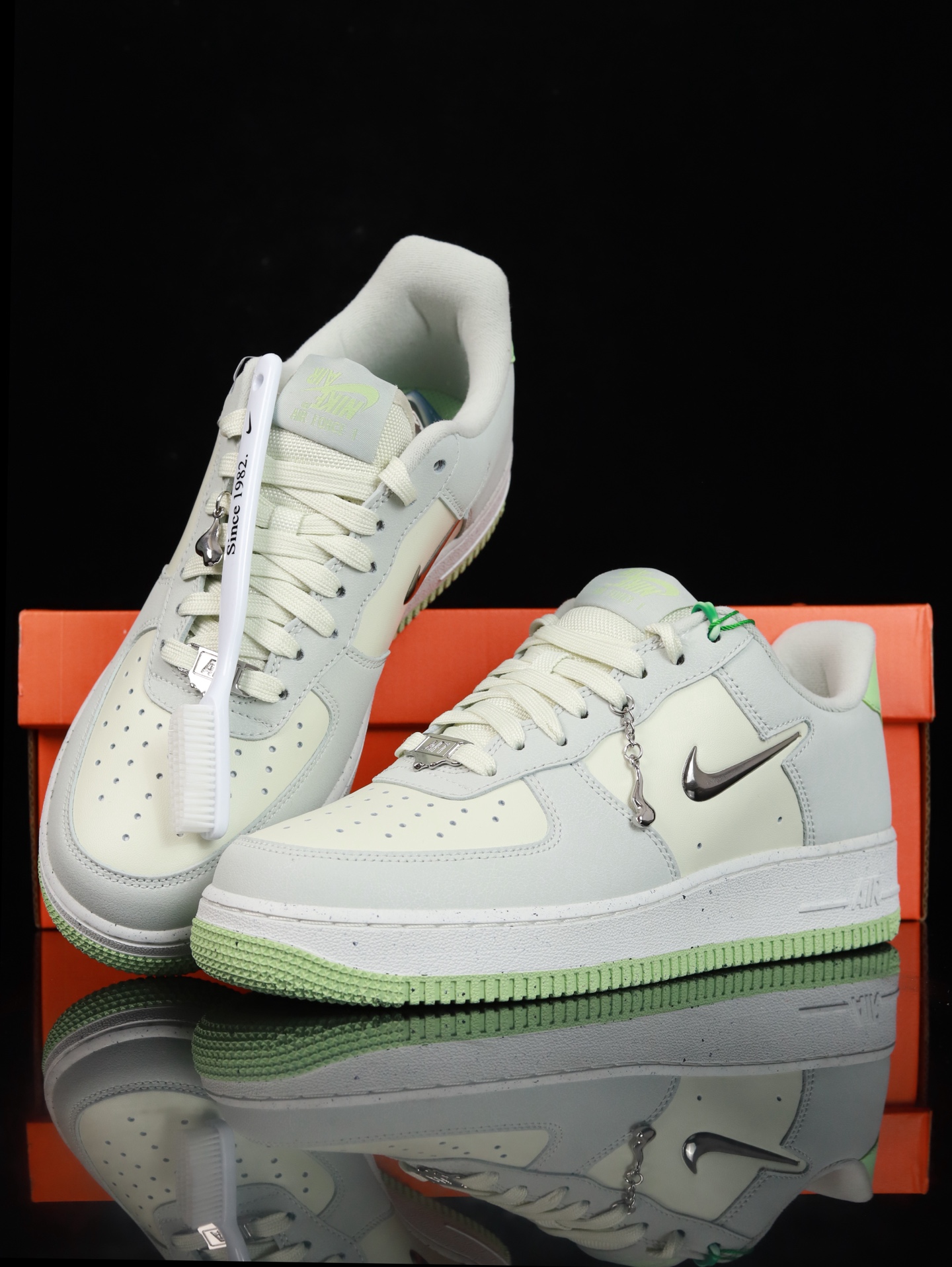 特价Nike Air Force 1 Low 原厂冲刀皮料切割干净 无任何毛边 清洁度细节完美 做工细节