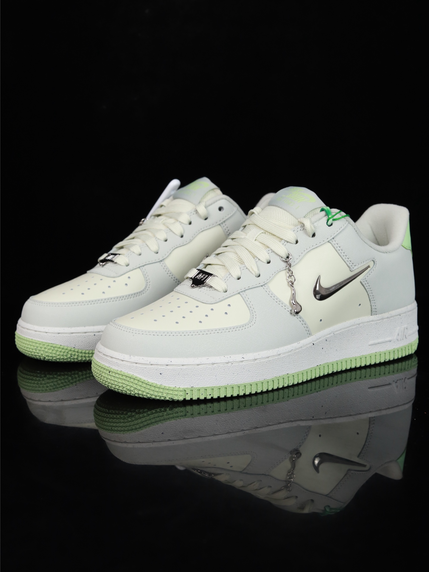 特价Nike Air Force 1 Low 原厂冲刀皮料切割干净 无任何毛边 清洁度细节完美 做工细节