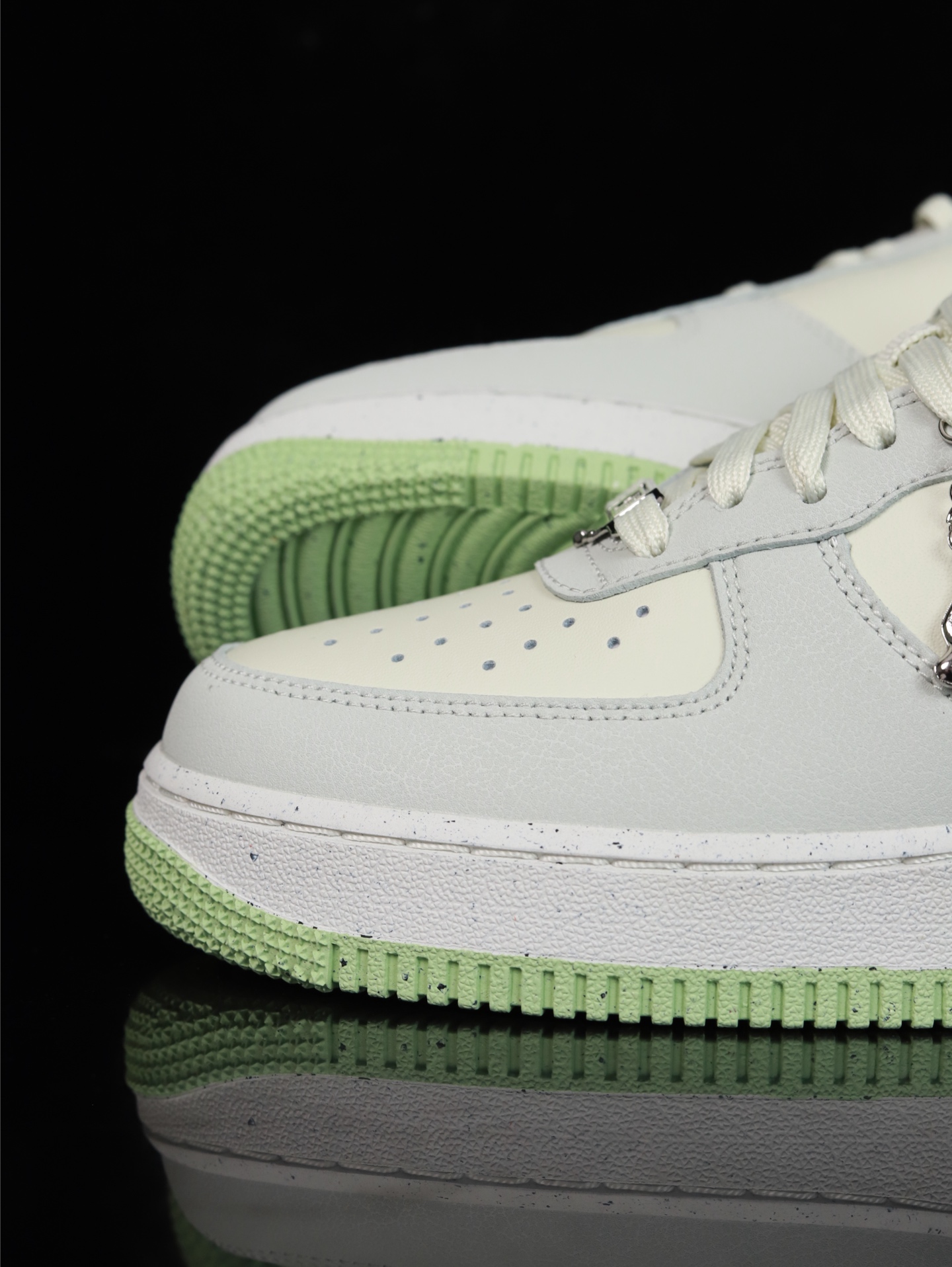 特价Nike Air Force 1 Low 原厂冲刀皮料切割干净 无任何毛边 清洁度细节完美 做工细节