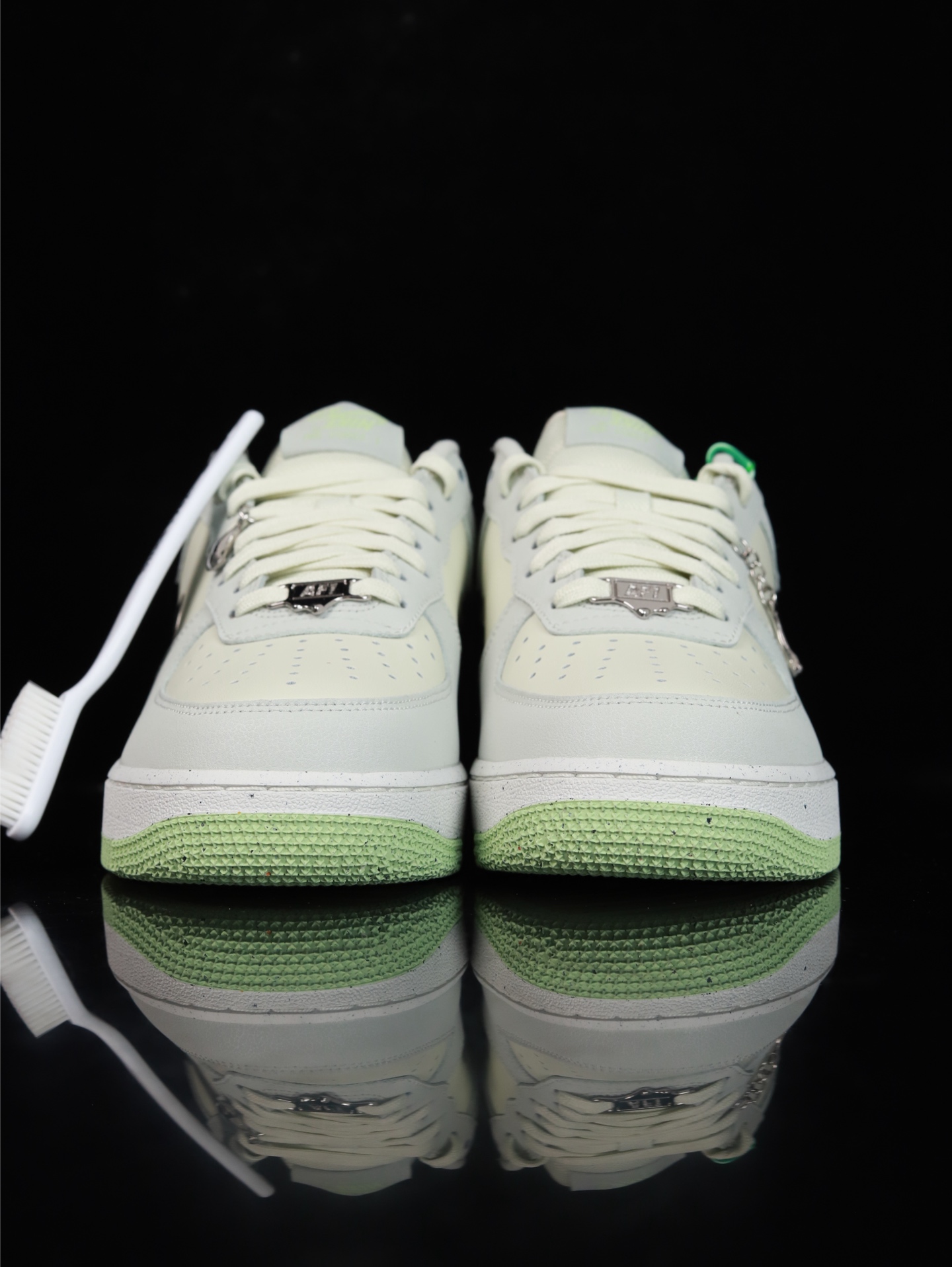 特价Nike Air Force 1 Low 原厂冲刀皮料切割干净 无任何毛边 清洁度细节完美 做工细节