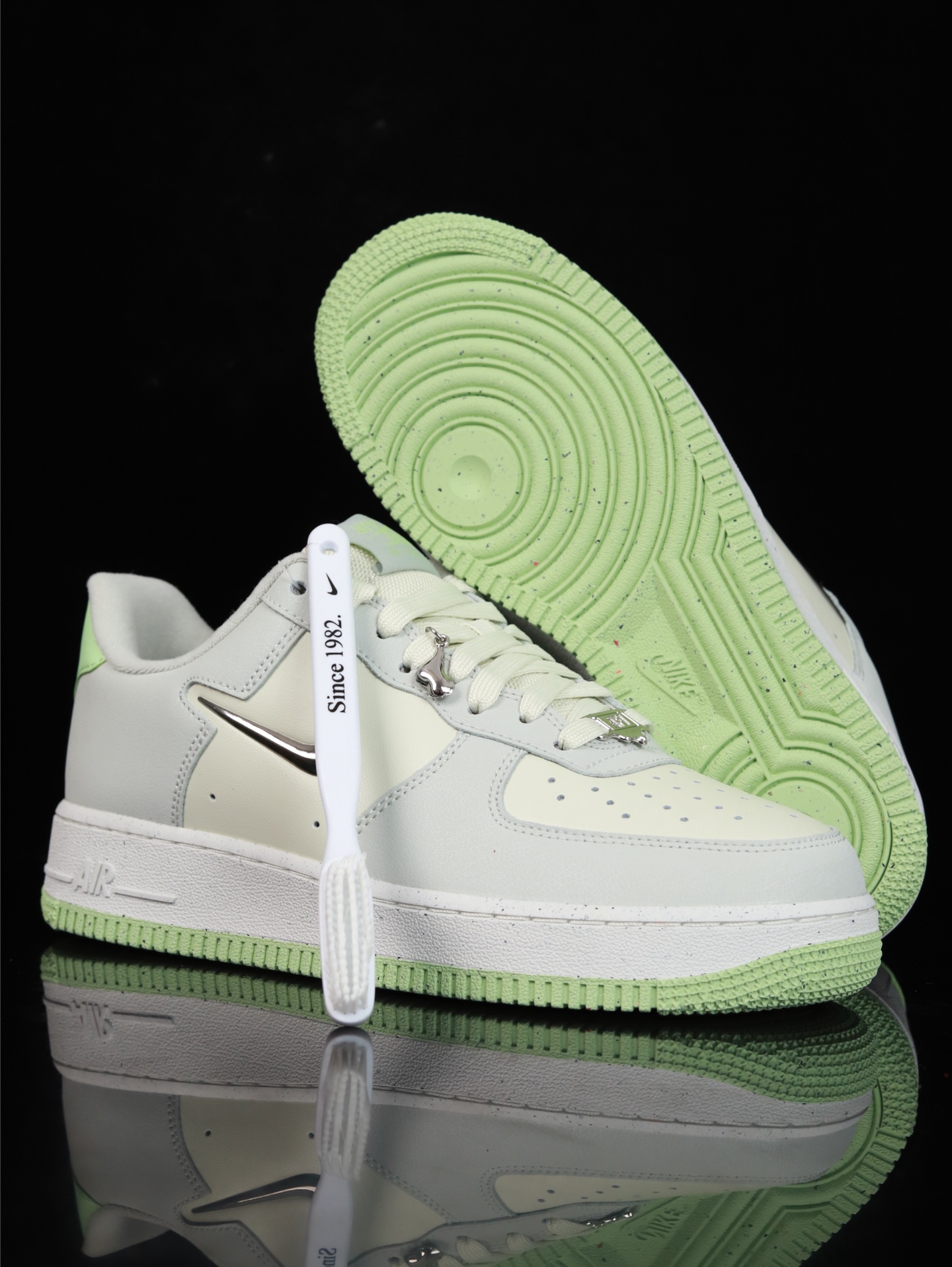 特价Nike Air Force 1 Low 原厂冲刀皮料切割干净 无任何毛边 清洁度细节完美 做工细节