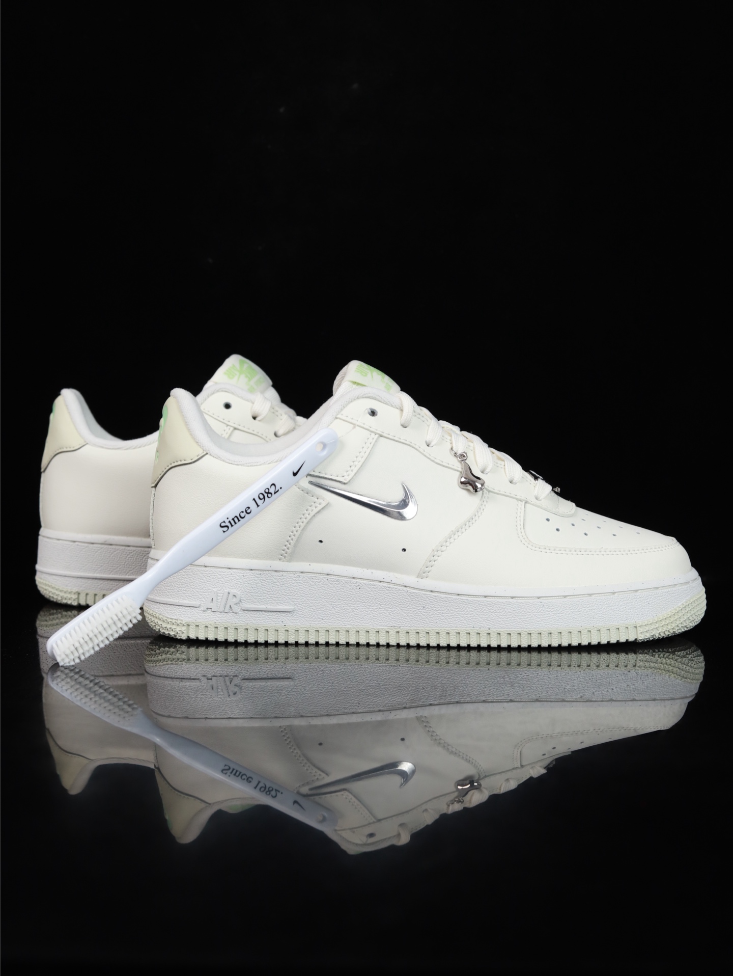 特价Nike Air Force 1 Low 原厂冲刀皮料切割干净 无任何毛边 清洁度细节完美 做工细节
