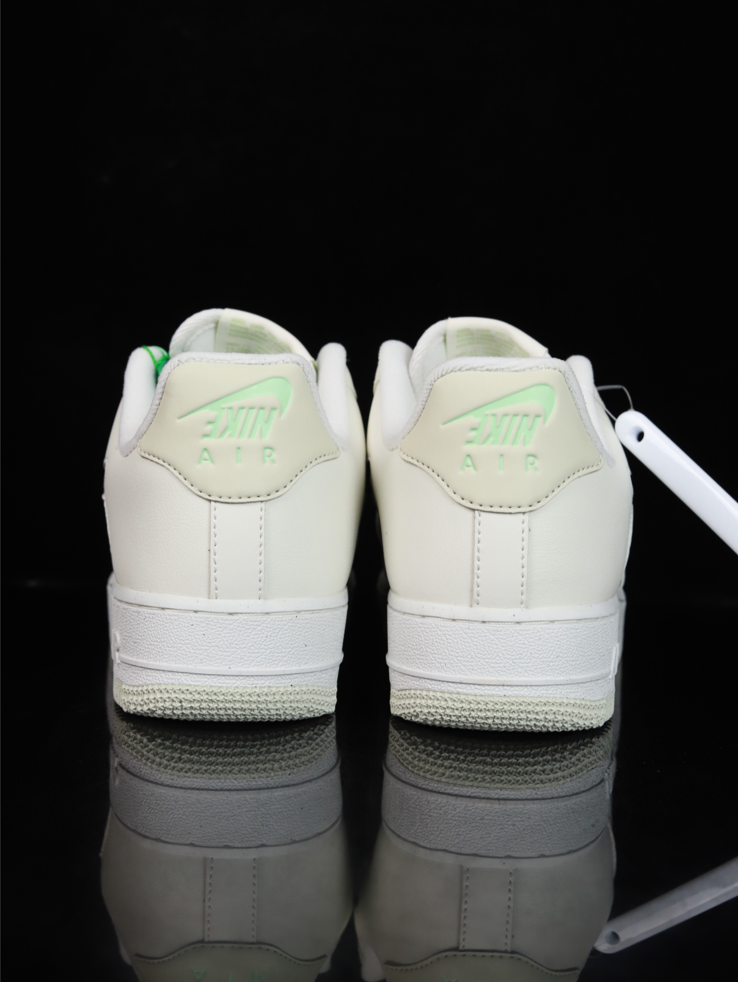 特价Nike Air Force 1 Low 原厂冲刀皮料切割干净 无任何毛边 清洁度细节完美 做工细节