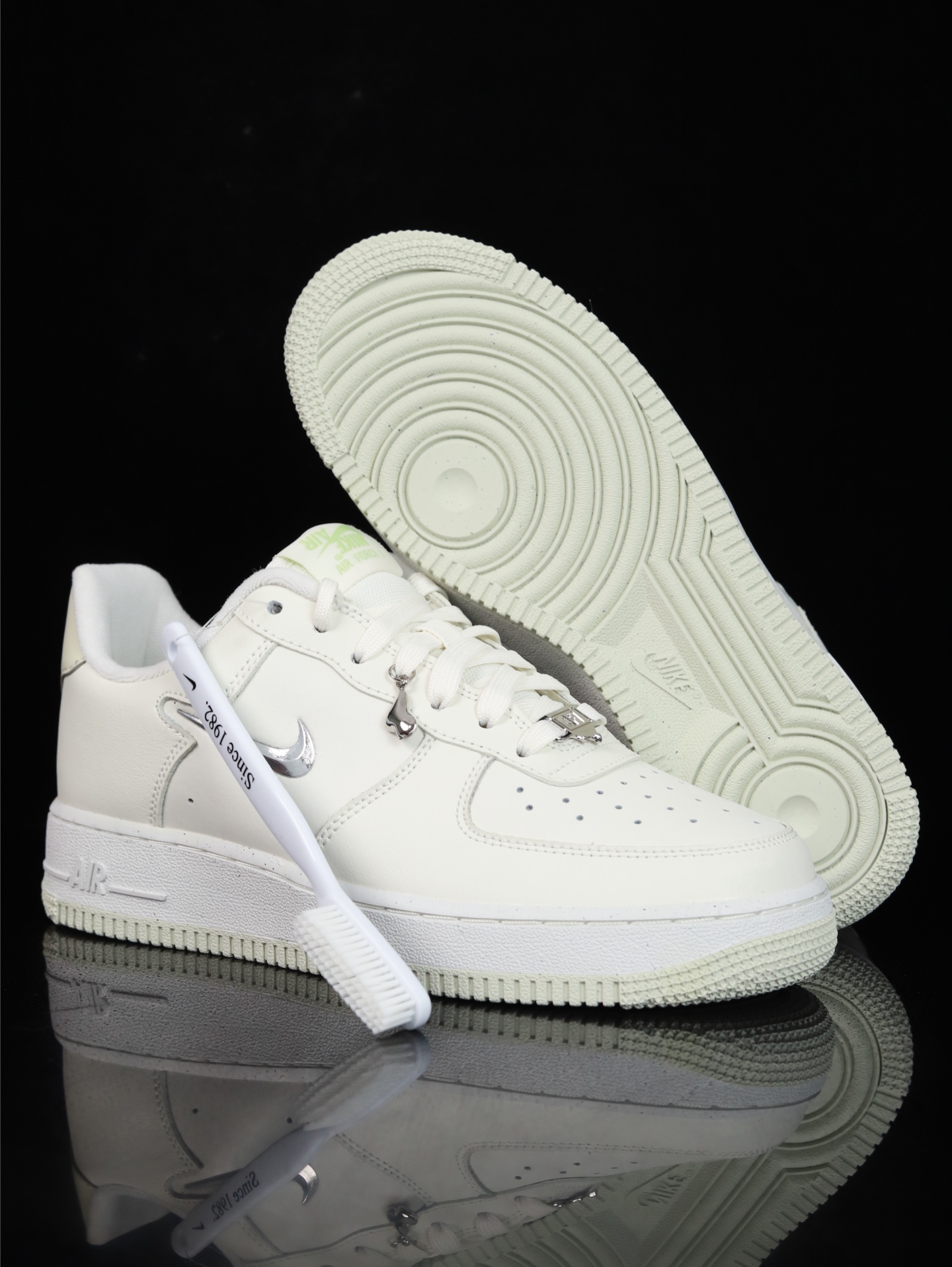 特价Nike Air Force 1 Low 原厂冲刀皮料切割干净 无任何毛边 清洁度细节完美 做工细节