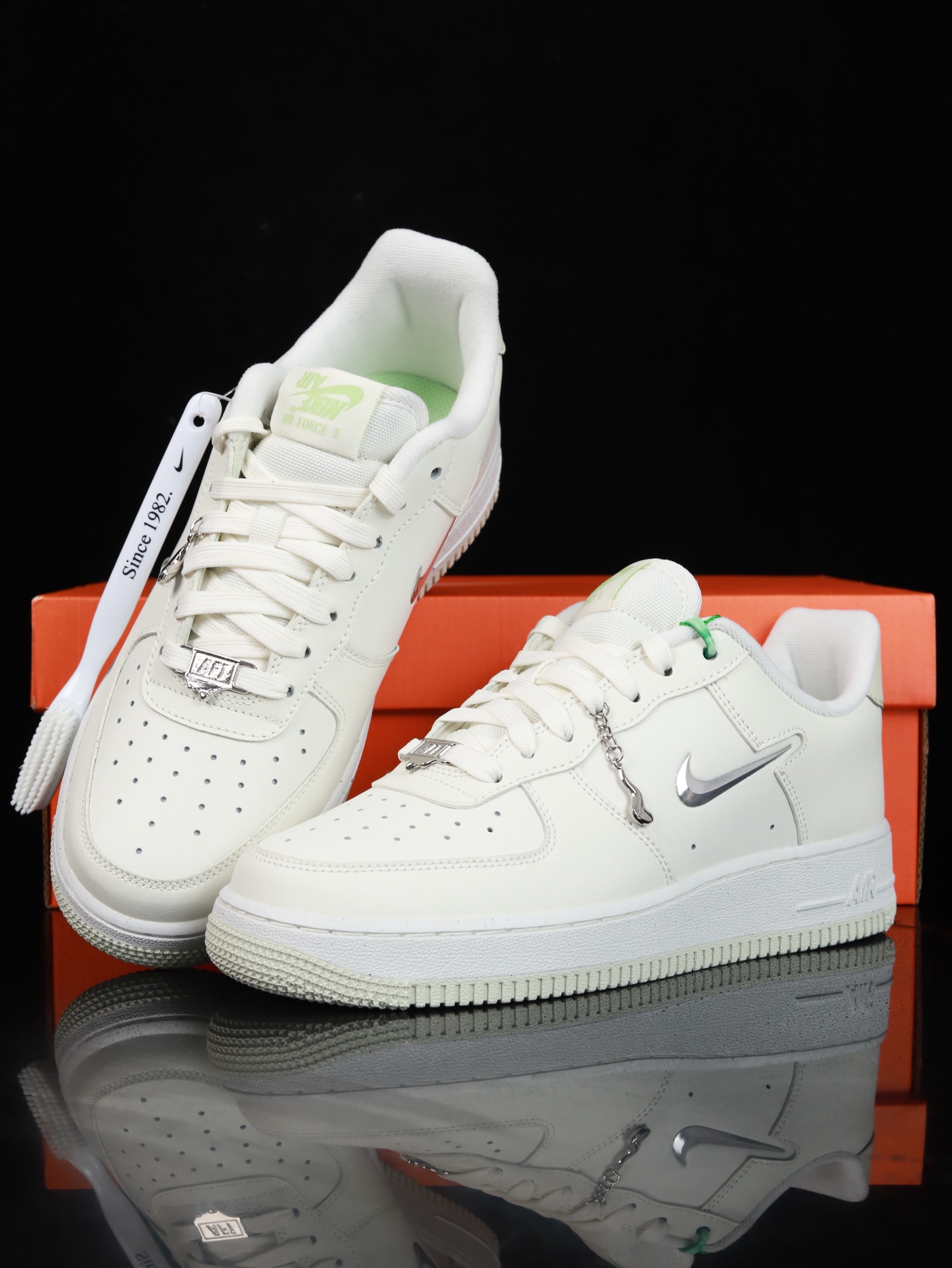 特价Nike Air Force 1 Low 原厂冲刀皮料切割干净 无任何毛边 清洁度细节完美 做工细节