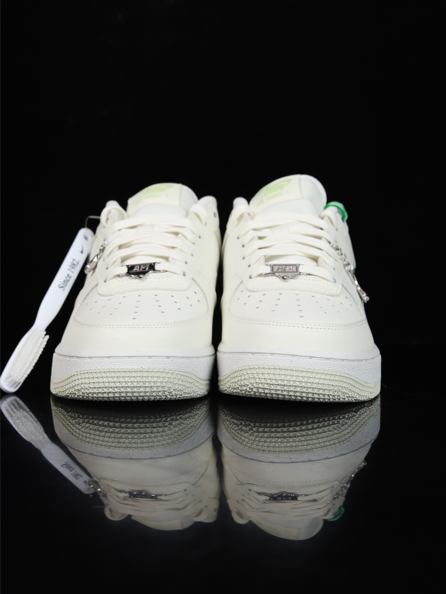 特价Nike Air Force 1 Low 原厂冲刀皮料切割干净 无任何毛边 清洁度细节完美 做工细节