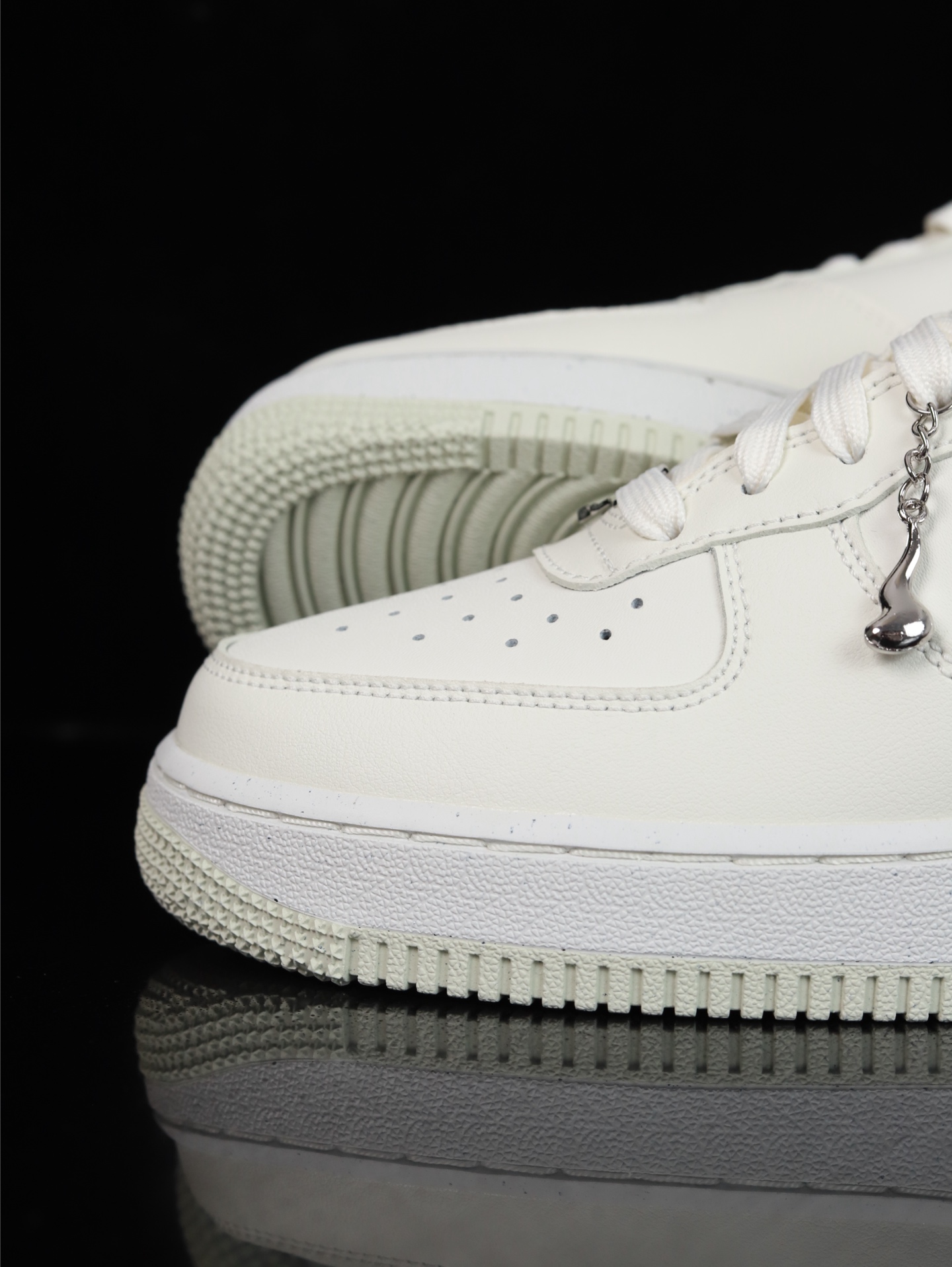 特价Nike Air Force 1 Low 原厂冲刀皮料切割干净 无任何毛边 清洁度细节完美 做工细节