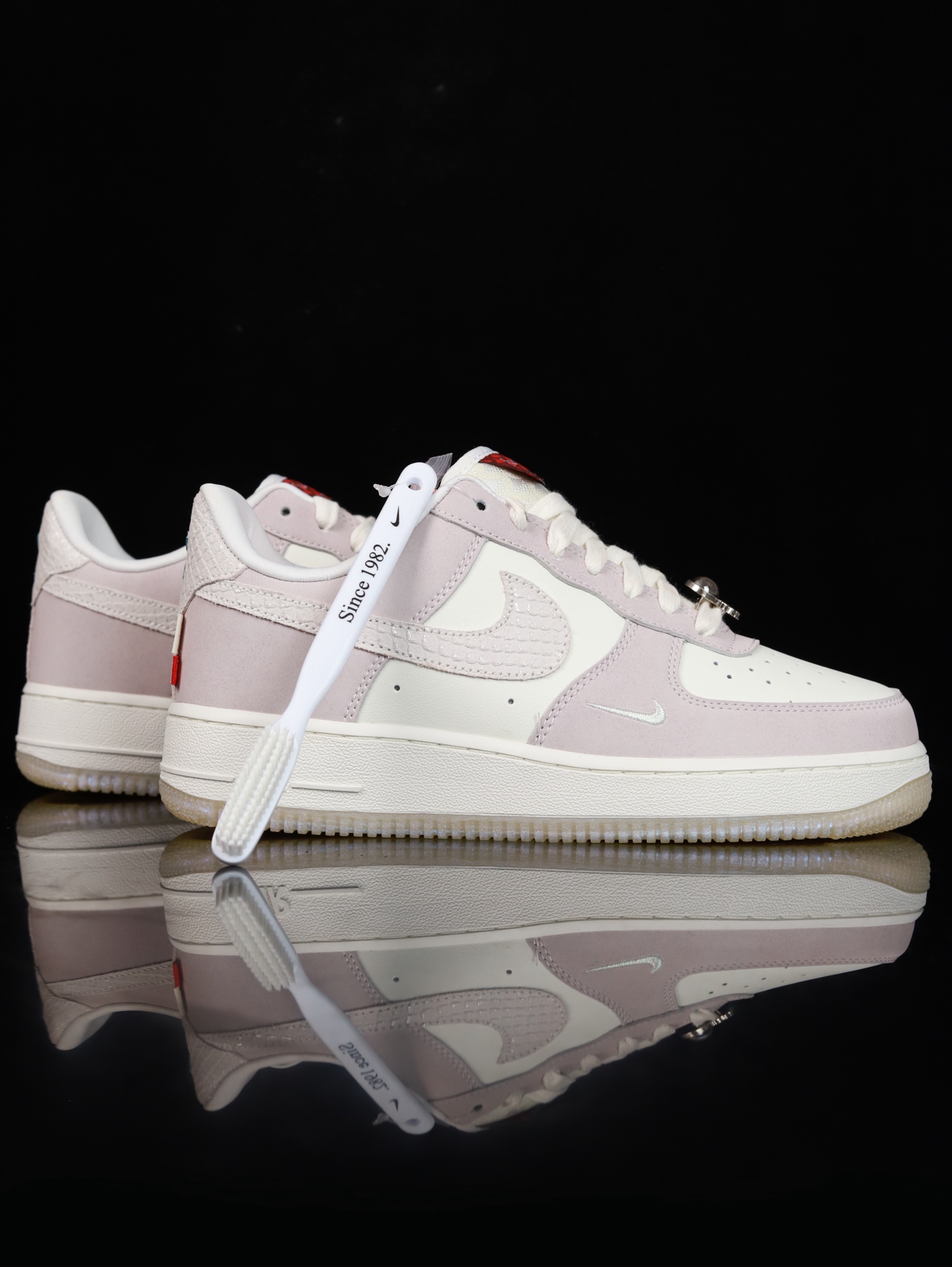 特价Nike Air Force 1 Low 原厂冲刀皮料切割干净 无任何毛边 清洁度细节完美 做工细节