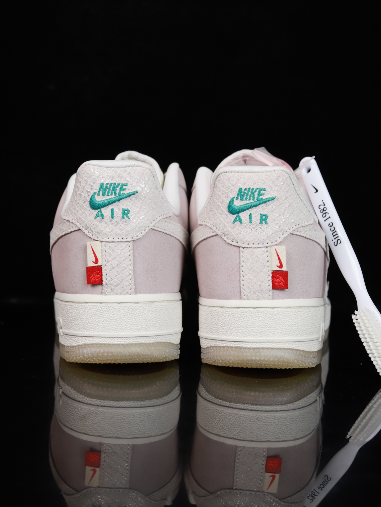 特价Nike Air Force 1 Low 原厂冲刀皮料切割干净 无任何毛边 清洁度细节完美 做工细节