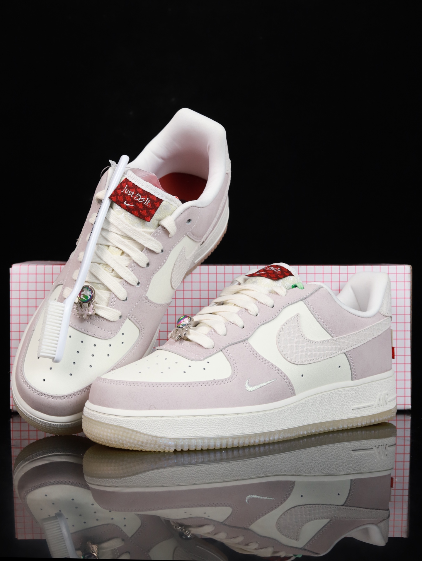 特价Nike Air Force 1 Low 原厂冲刀皮料切割干净 无任何毛边 清洁度细节完美 做工细节