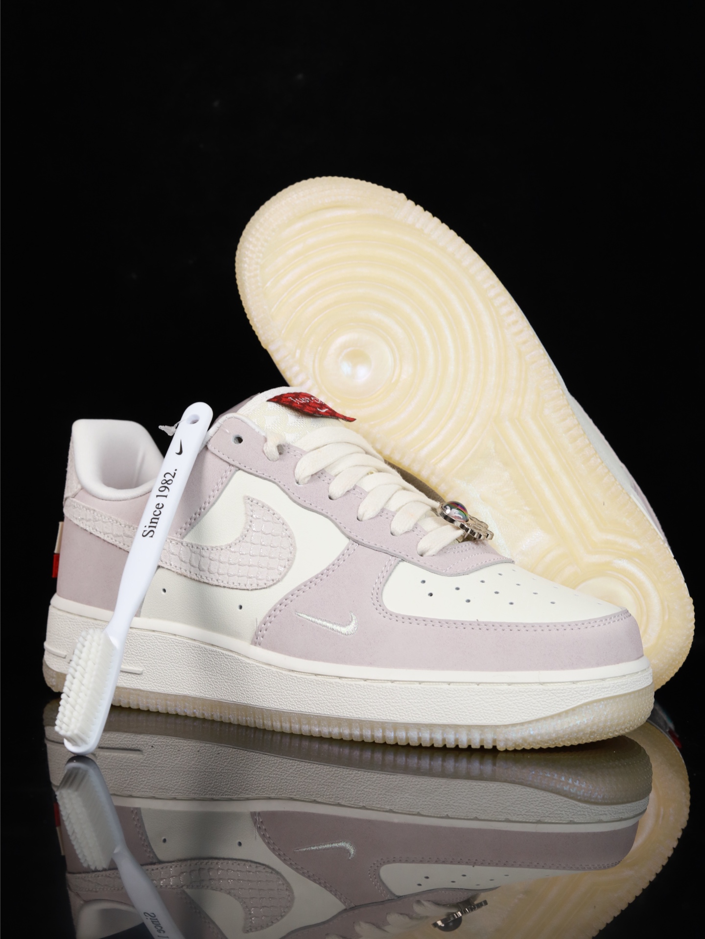 特价Nike Air Force 1 Low 原厂冲刀皮料切割干净 无任何毛边 清洁度细节完美 做工细节