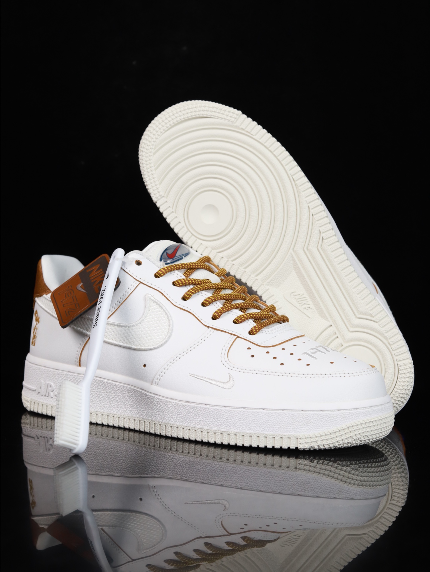 特价Nike Air Force 1 Low 原厂冲刀皮料切割干净 无任何毛边 清洁度细节完美 做工细节