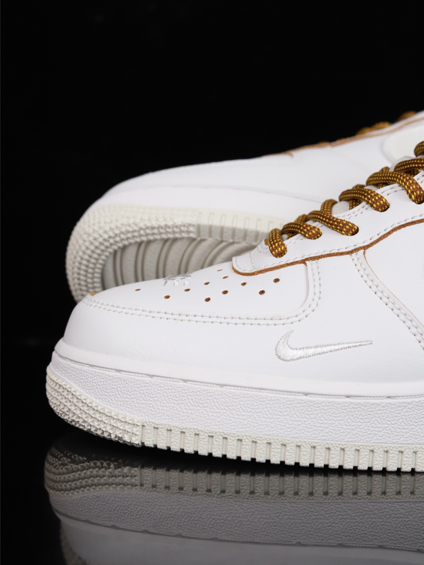 特价Nike Air Force 1 Low 原厂冲刀皮料切割干净 无任何毛边 清洁度细节完美 做工细节