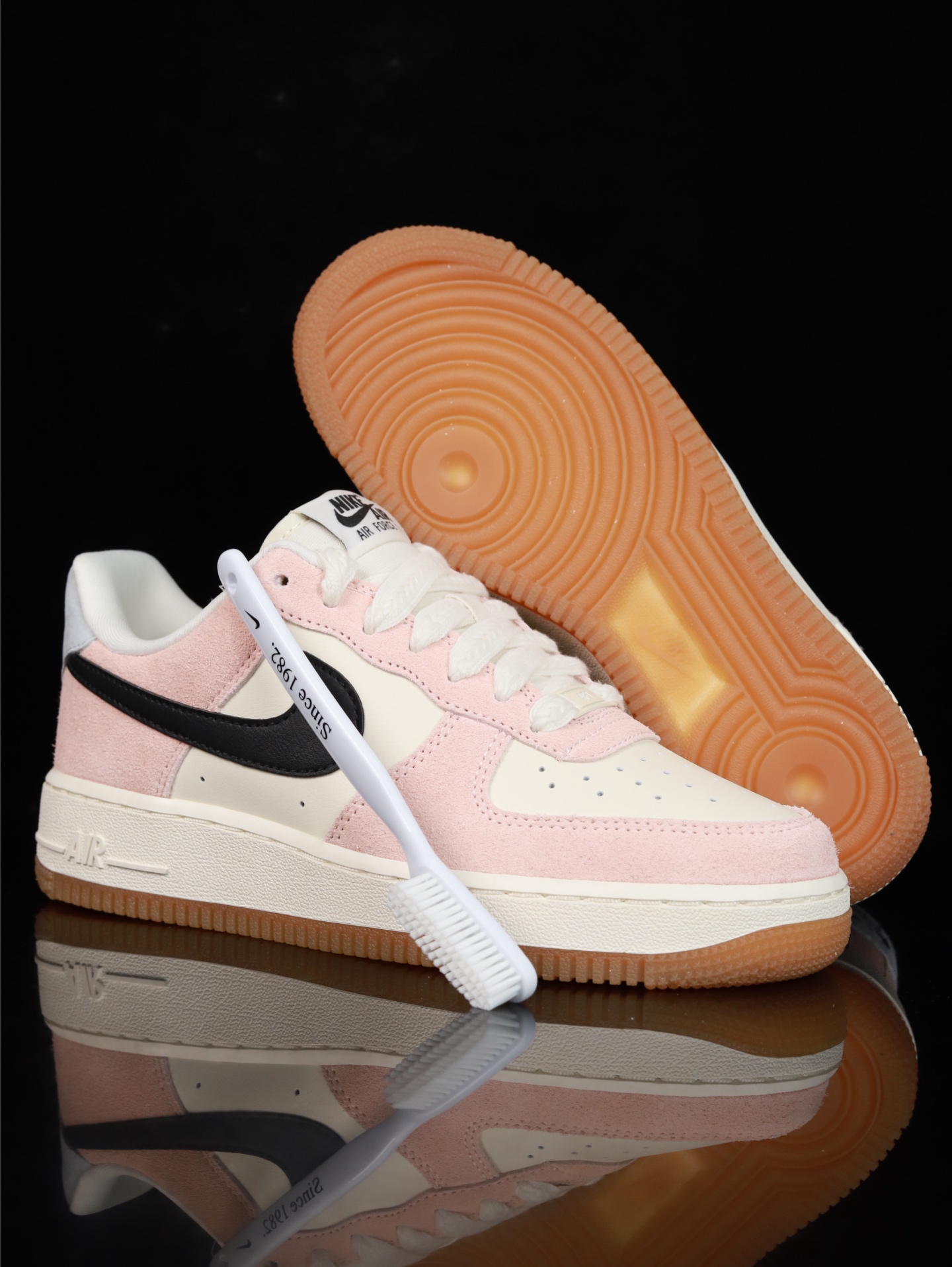 特价Nike Air Force 1 Low 原厂冲刀皮料切割干净 无任何毛边 清洁度细节完美 做工细节