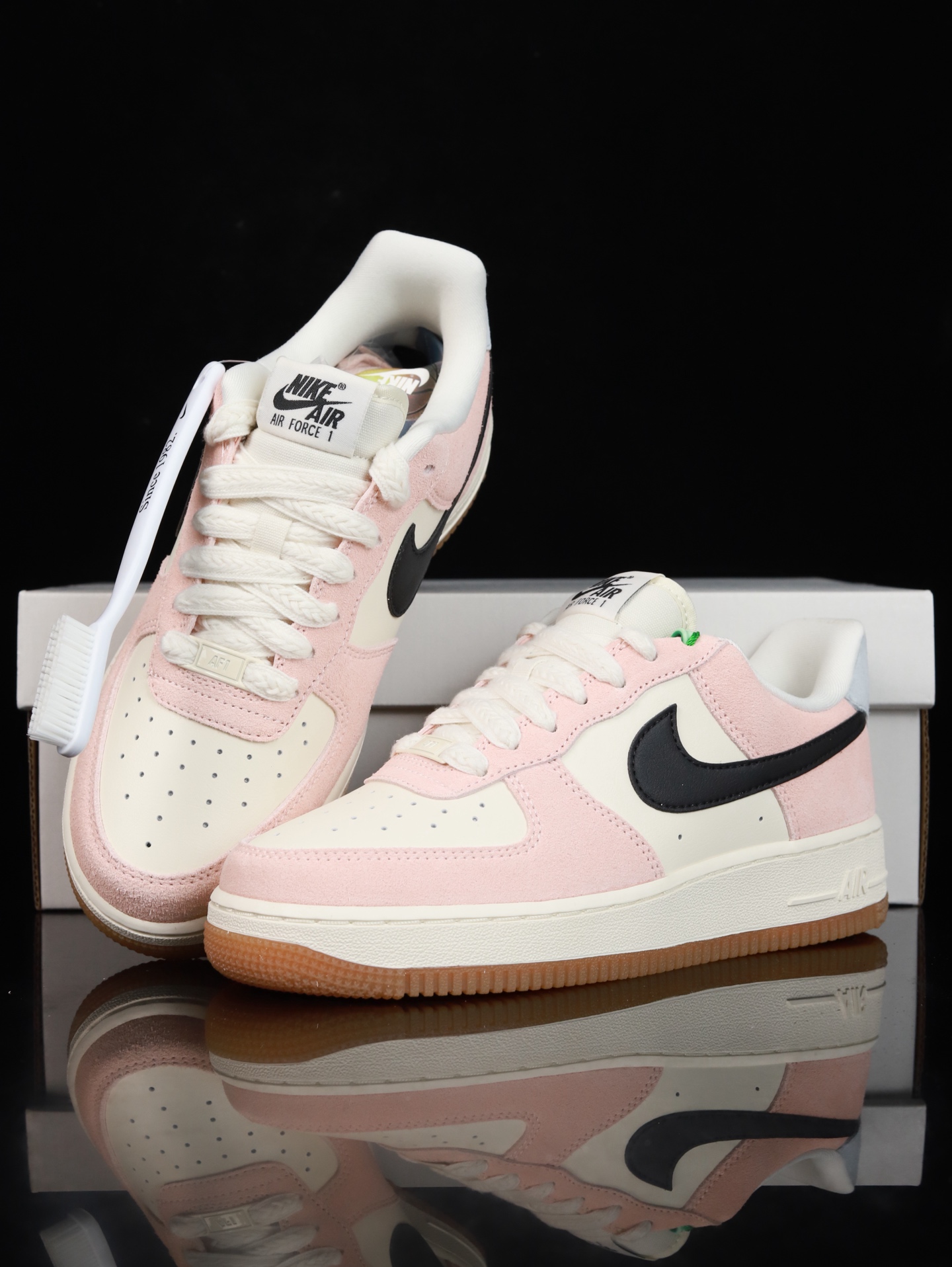 特价Nike Air Force 1 Low 原厂冲刀皮料切割干净 无任何毛边 清洁度细节完美 做工细节